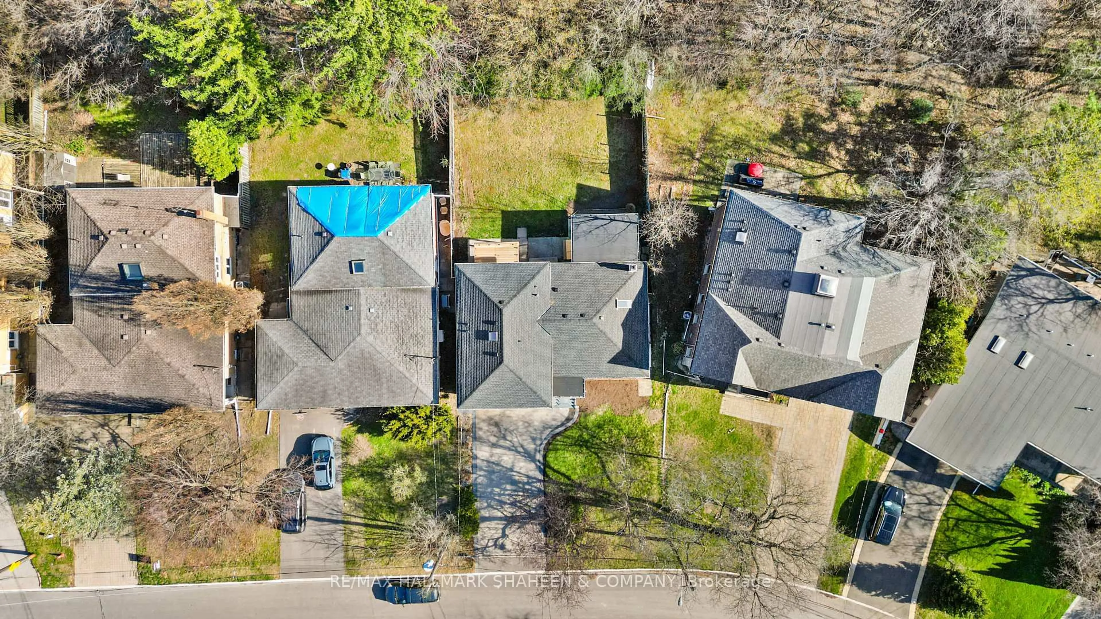 A pic from outside/outdoor area/front of a property/back of a property/a pic from drone, street for 27 Christine Cres, Toronto Ontario M2R 1A4