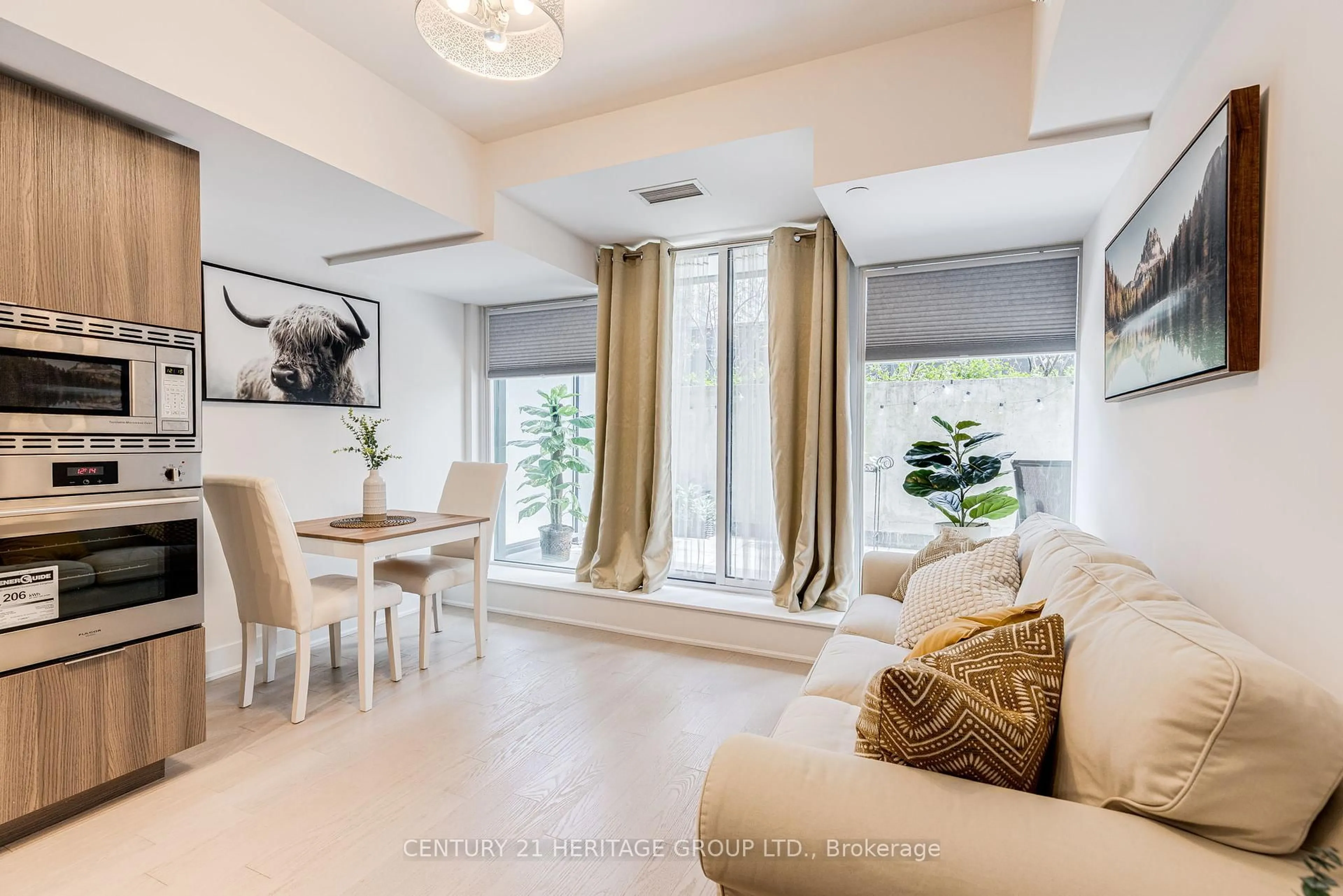 Living room with furniture, unknown for 955 Bay St #913, Toronto Ontario M5S 0C6