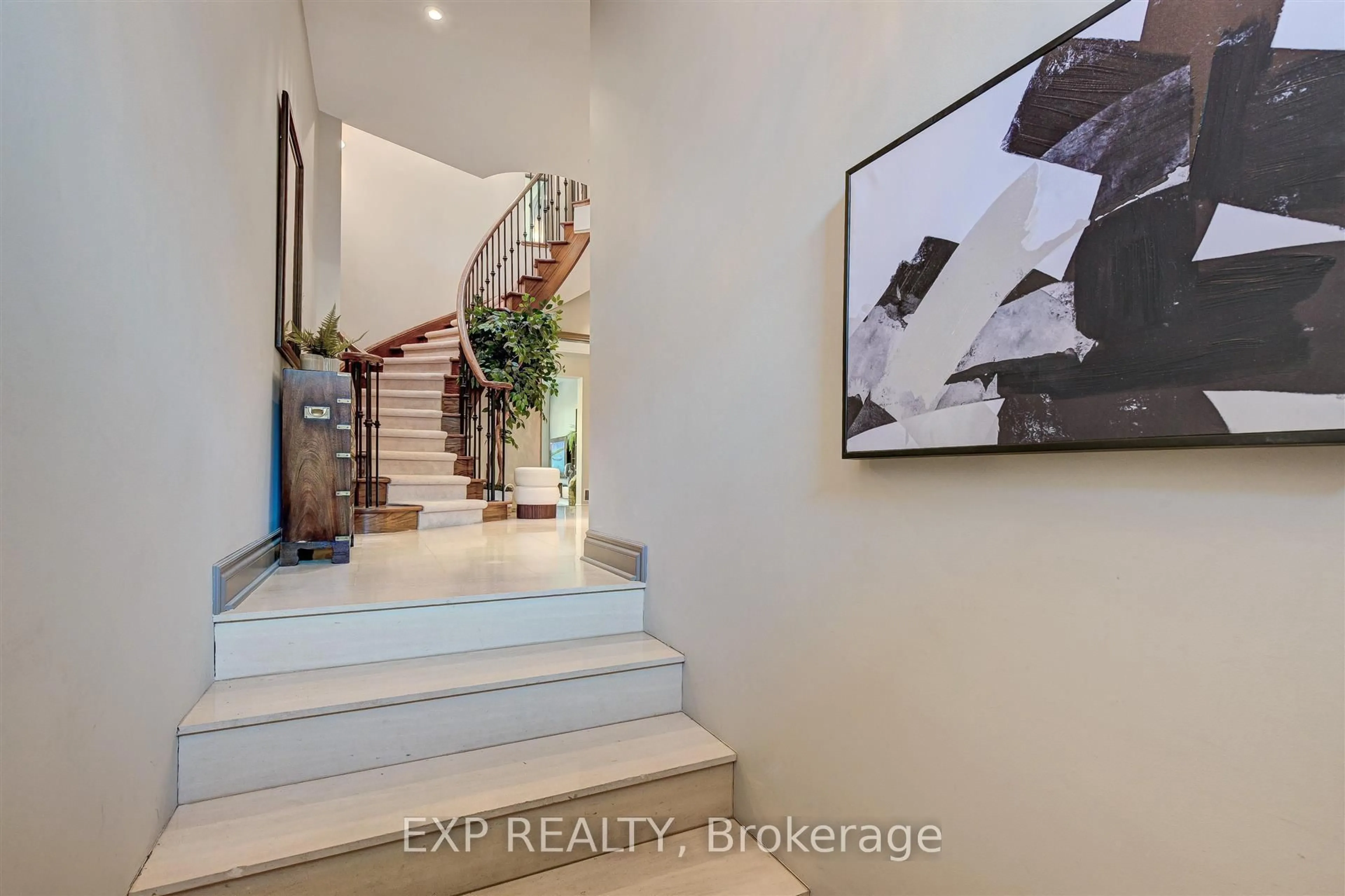 Indoor foyer for 13 Balmoral Ave, Toronto Ontario M4V 1J5