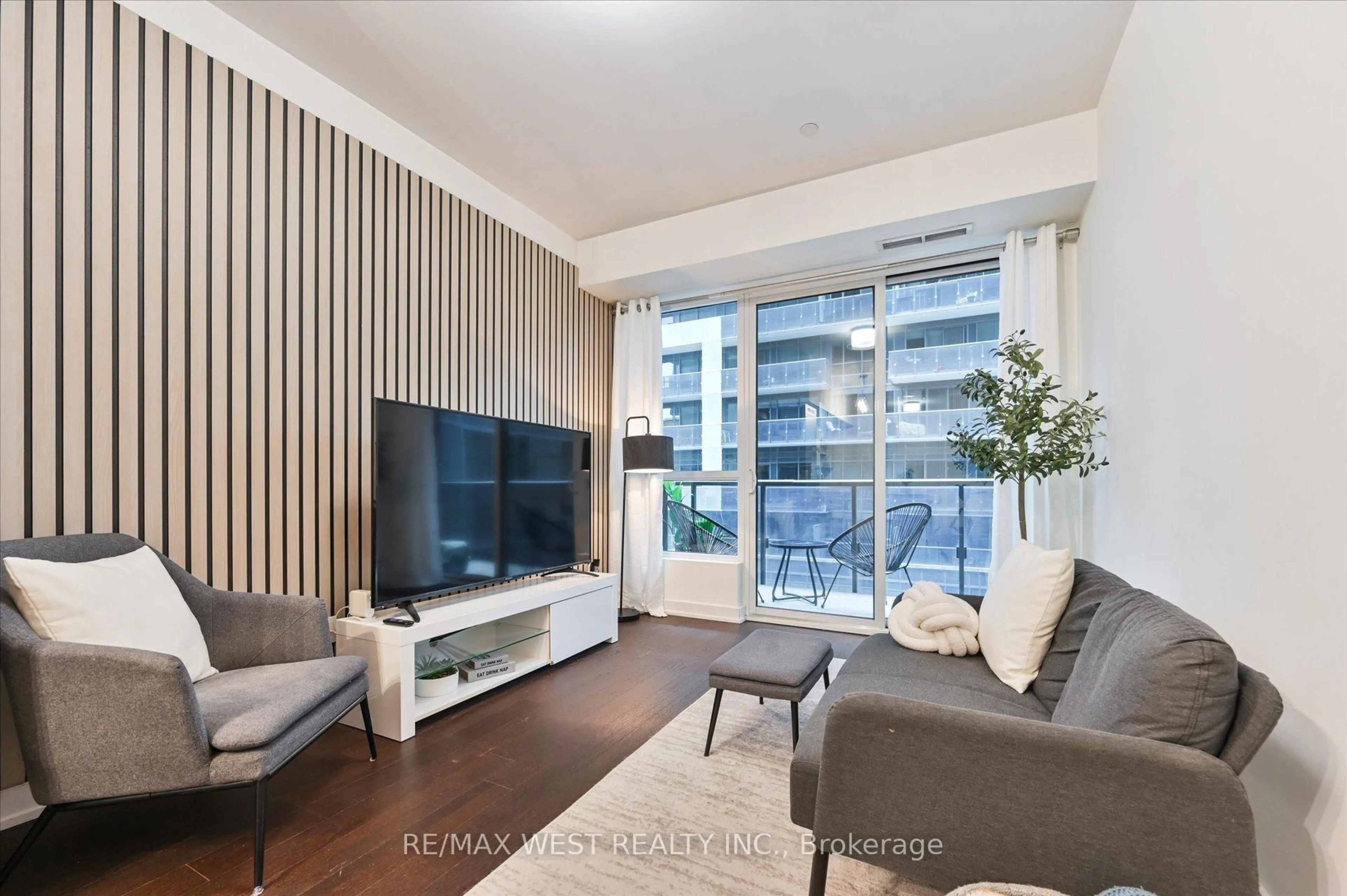 Living room with furniture, wood/laminate floor for 1030 King St #431, Toronto Ontario M6K 3N3