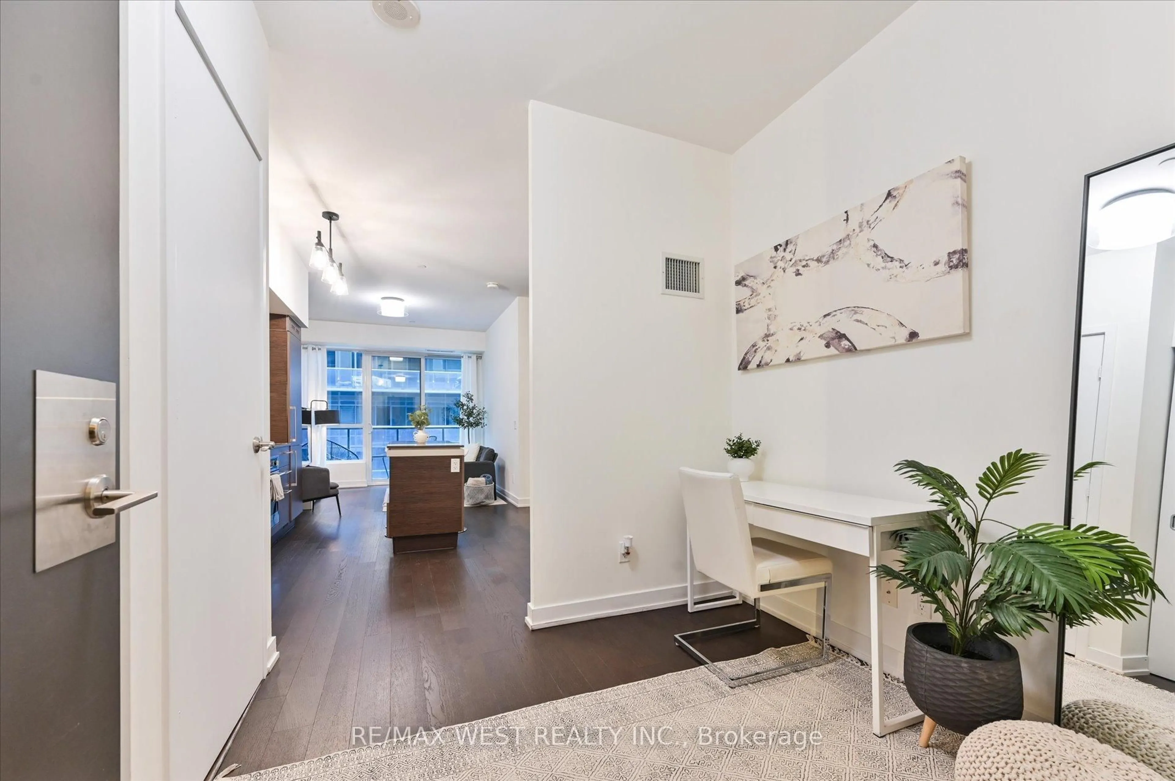 Indoor entryway for 1030 King St #431, Toronto Ontario M6K 3N3