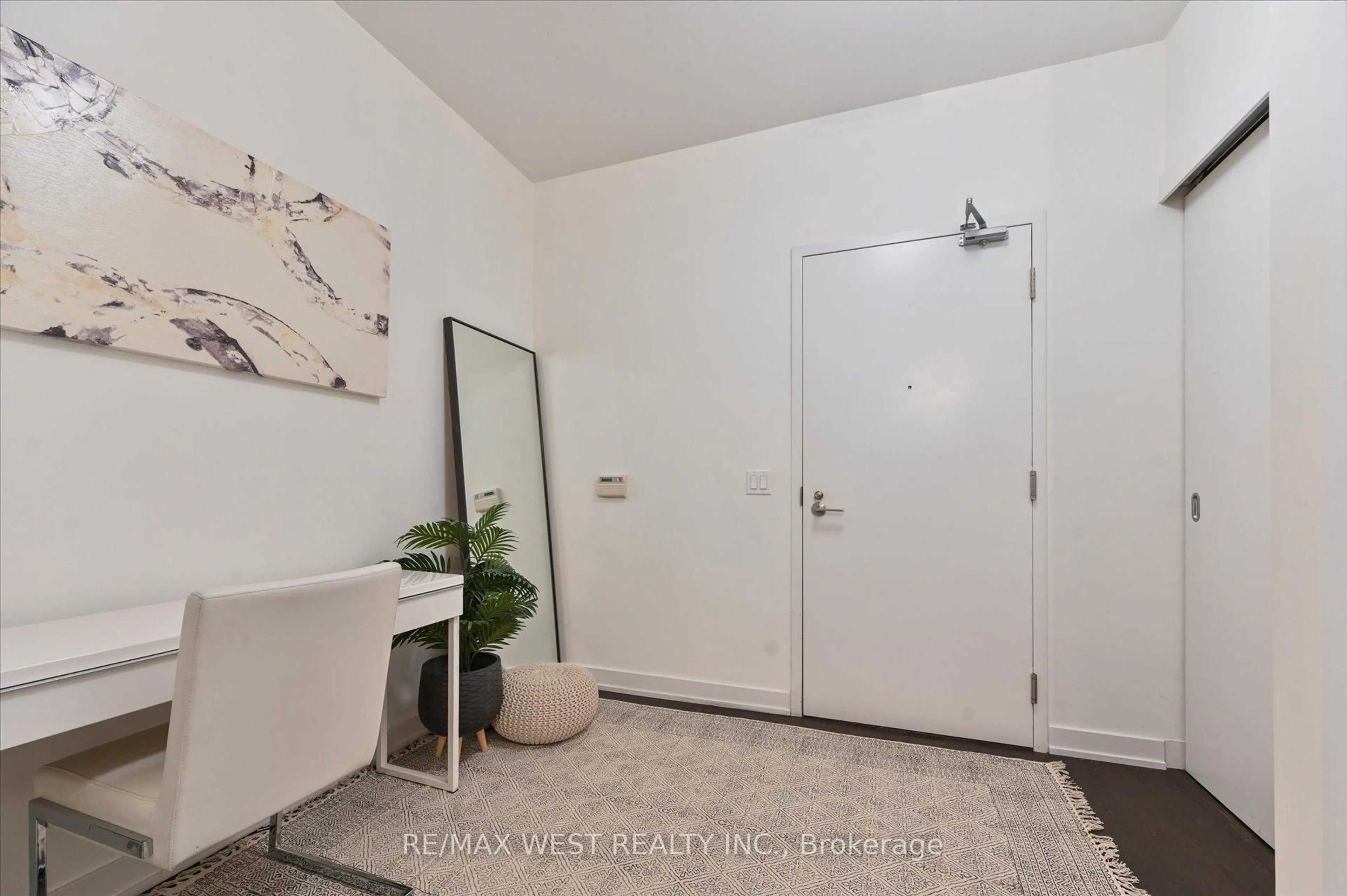 Indoor entryway for 1030 King St #431, Toronto Ontario M6K 3N3
