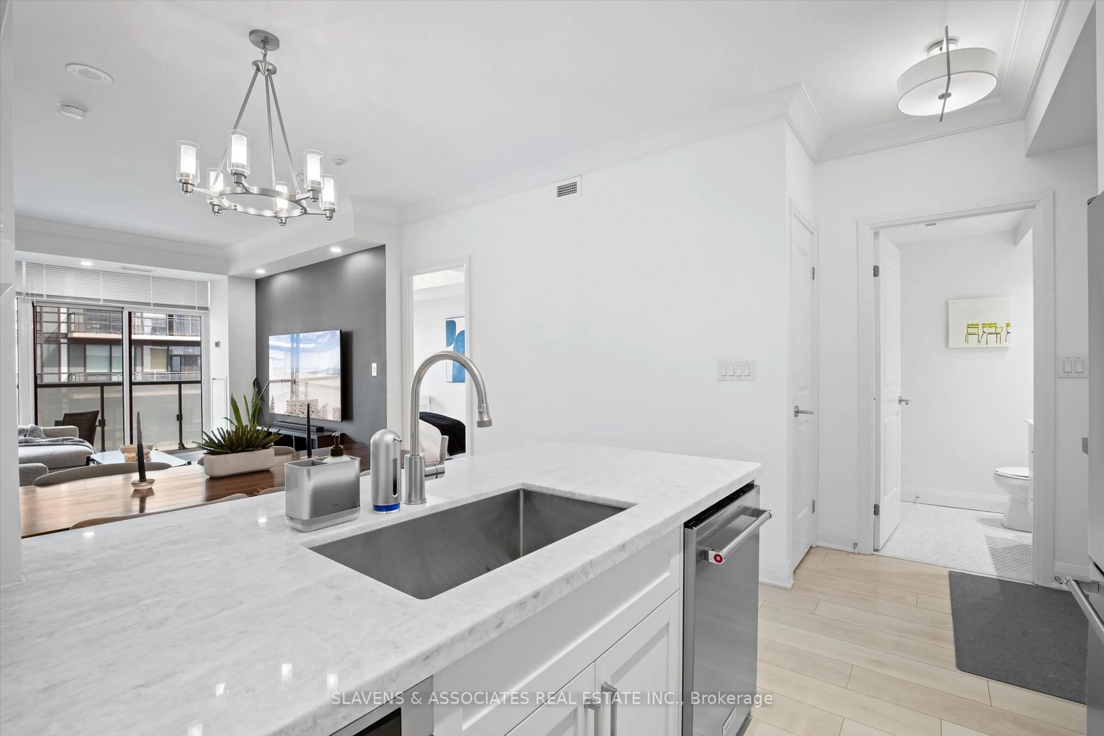 Open concept kitchen, ceramic/tile floor for 400 Adelaide St #PH1, Toronto Ontario M5A 4S3