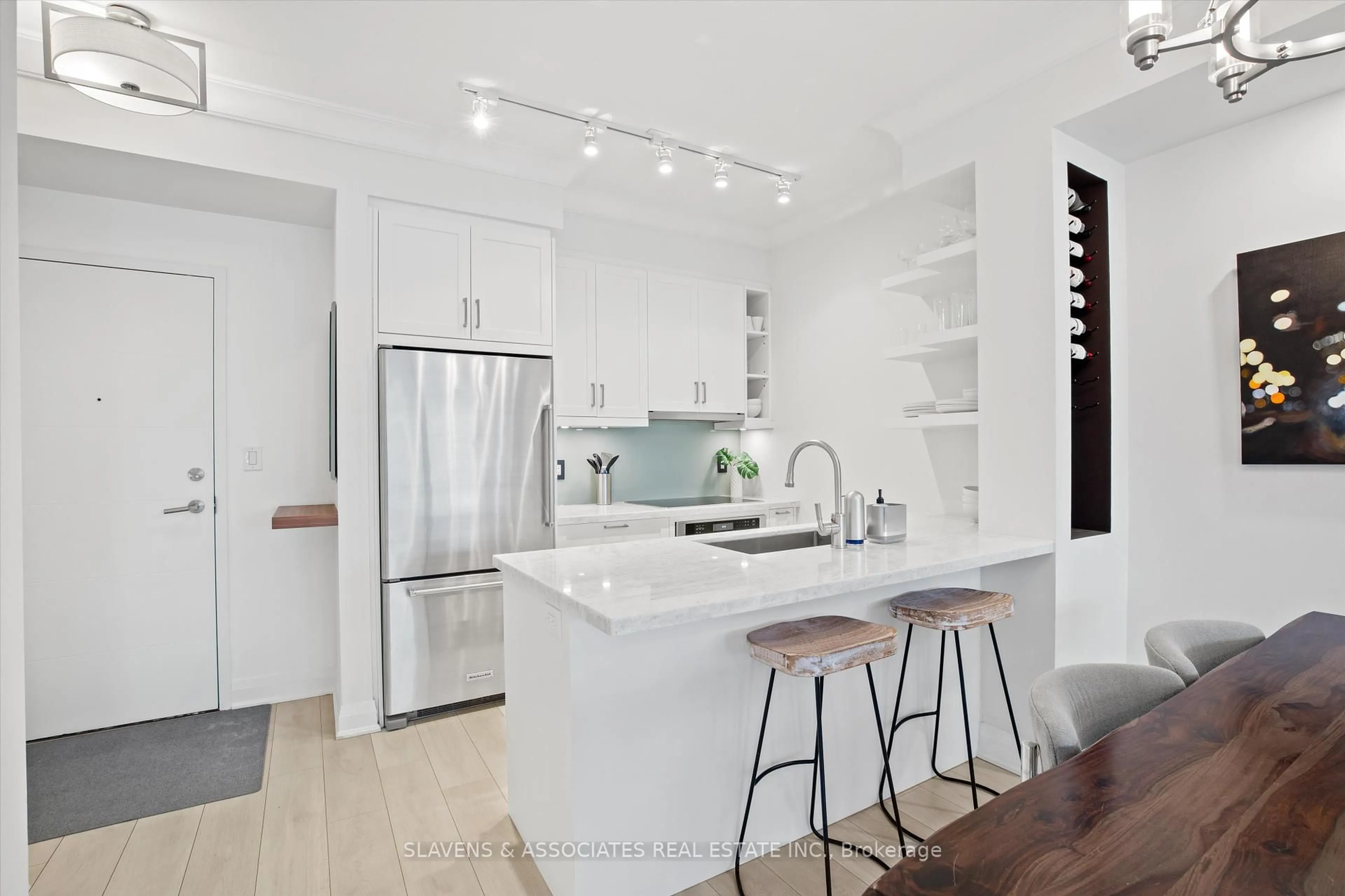 Open concept kitchen, ceramic/tile floor for 400 Adelaide St #PH1, Toronto Ontario M5A 4S3