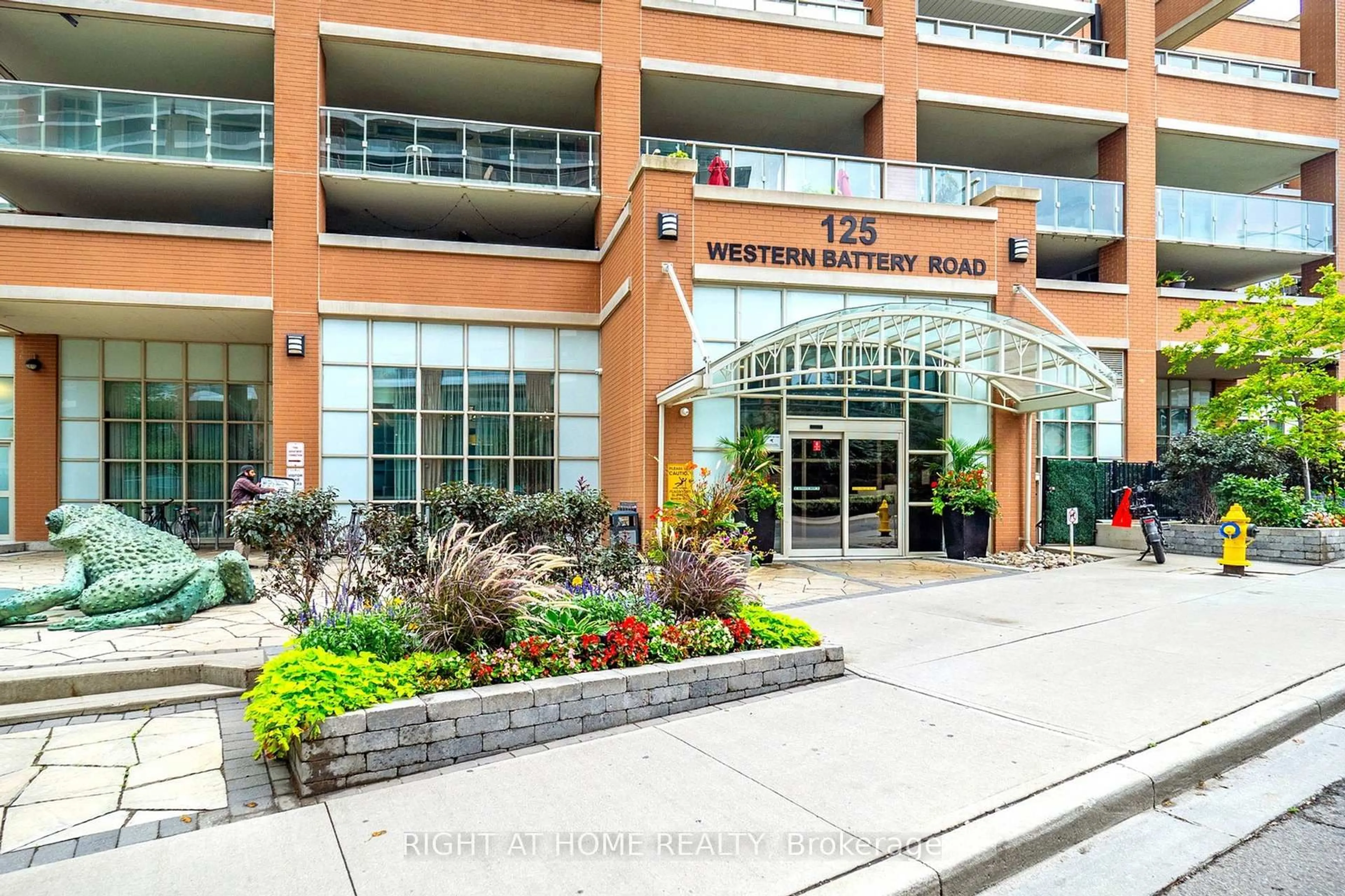 Indoor foyer for 125 Western Battery Rd #2415, Toronto Ontario M6K 3R8