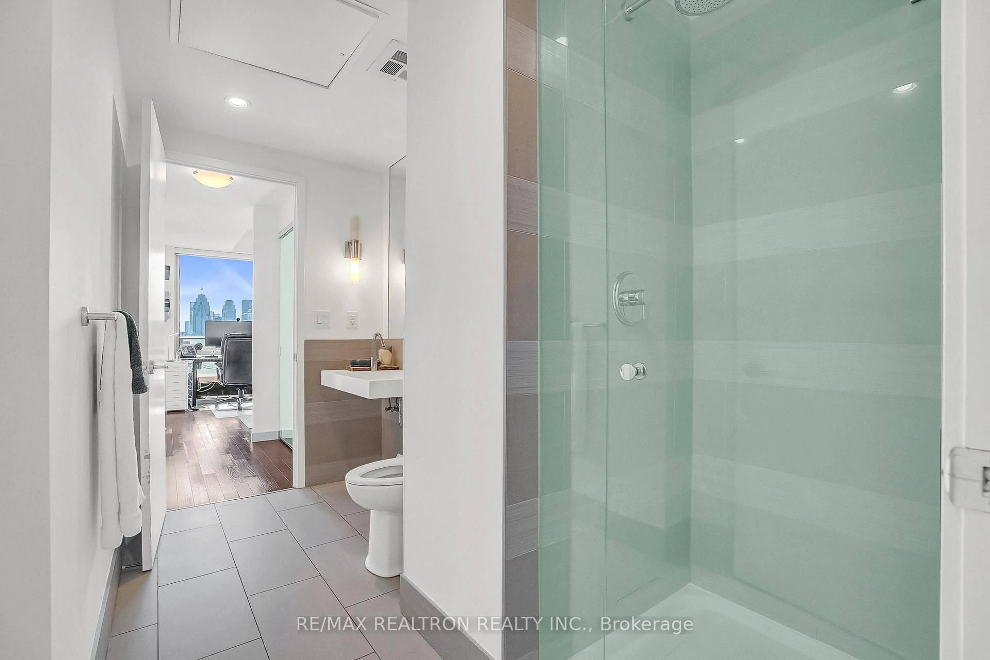 Contemporary bathroom, ceramic/tile floor for 390 Cherry St #3002, Toronto Ontario M5A 0E2