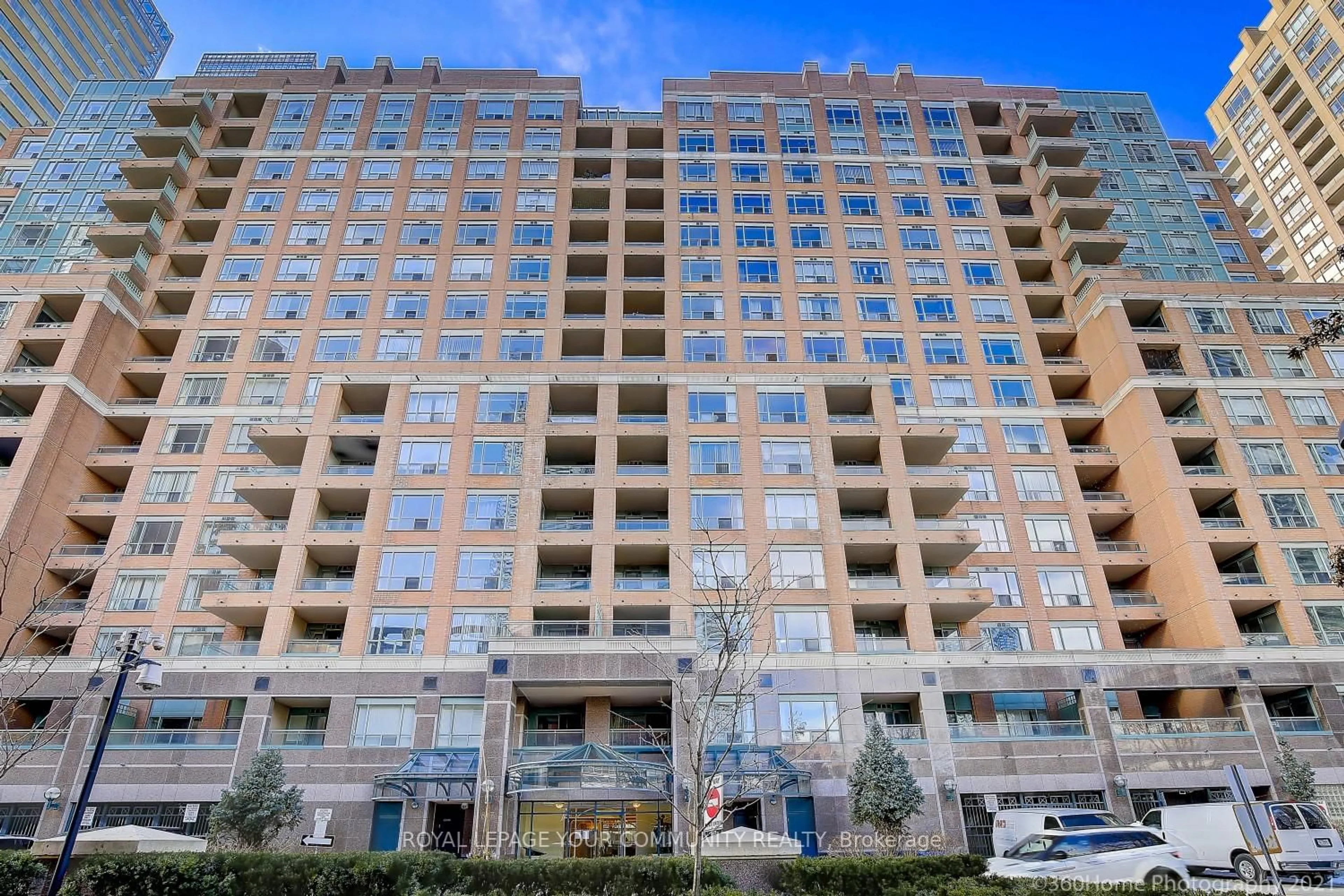 A pic from outside/outdoor area/front of a property/back of a property/a pic from drone, building for 889 Bay St #512, Toronto Ontario M5S 3K5