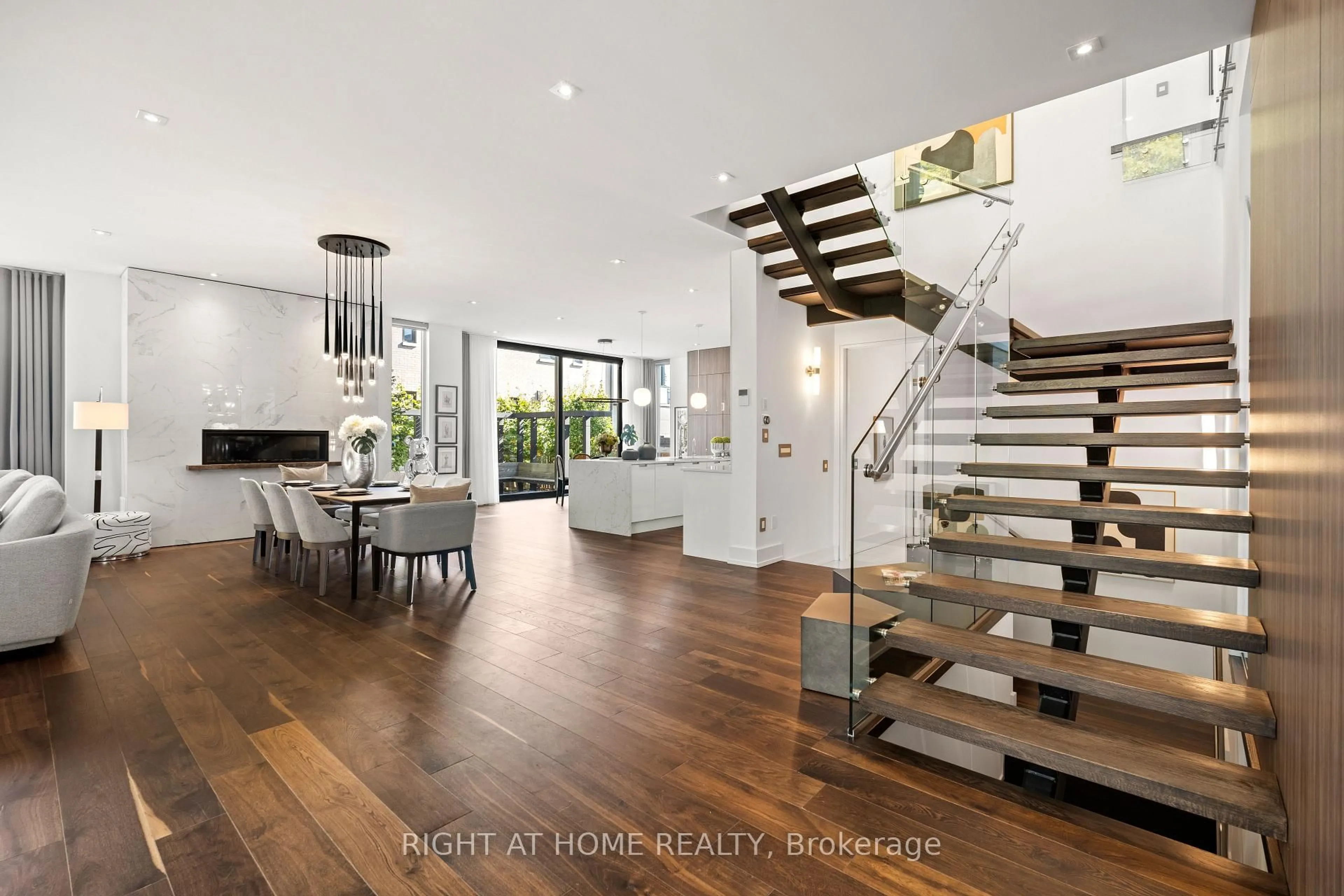 Indoor entryway for 15 Fairmeadow Ave, Toronto Ontario M2P 0A5