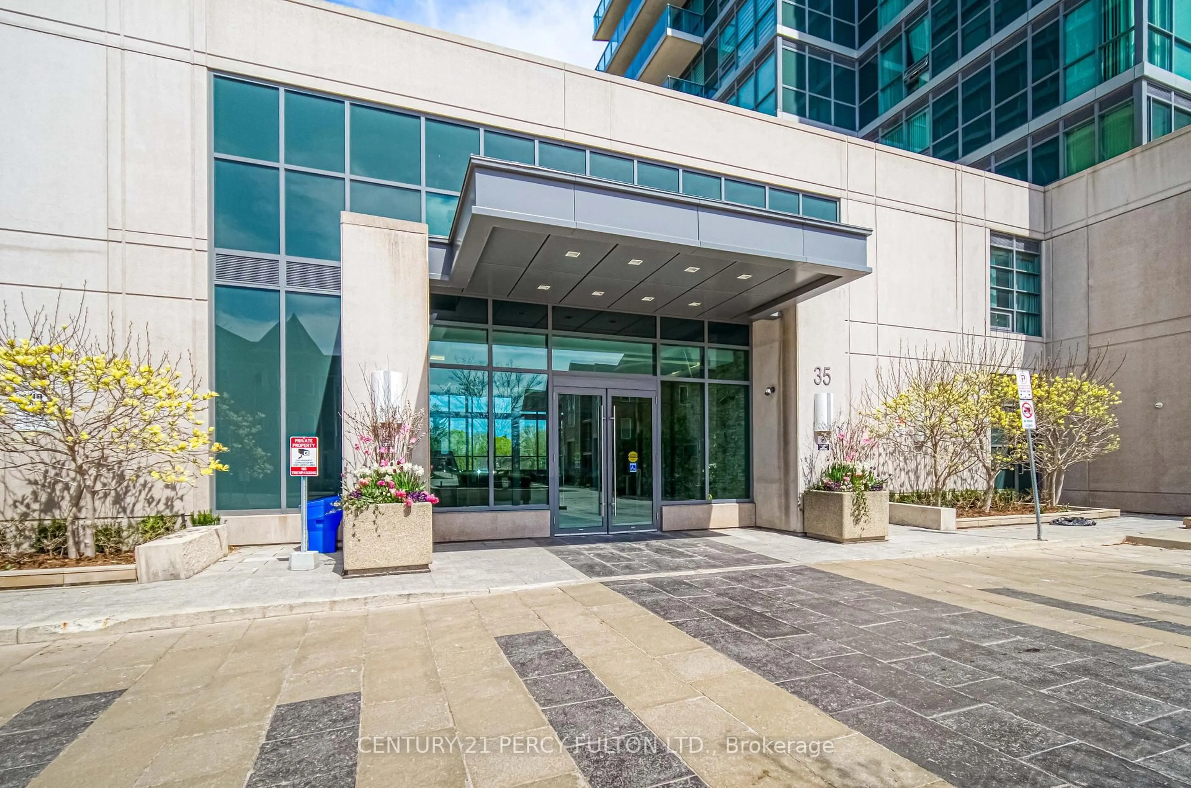 Indoor foyer for 35 Brian Peck Cres #504, Toronto Ontario M4G 0A5