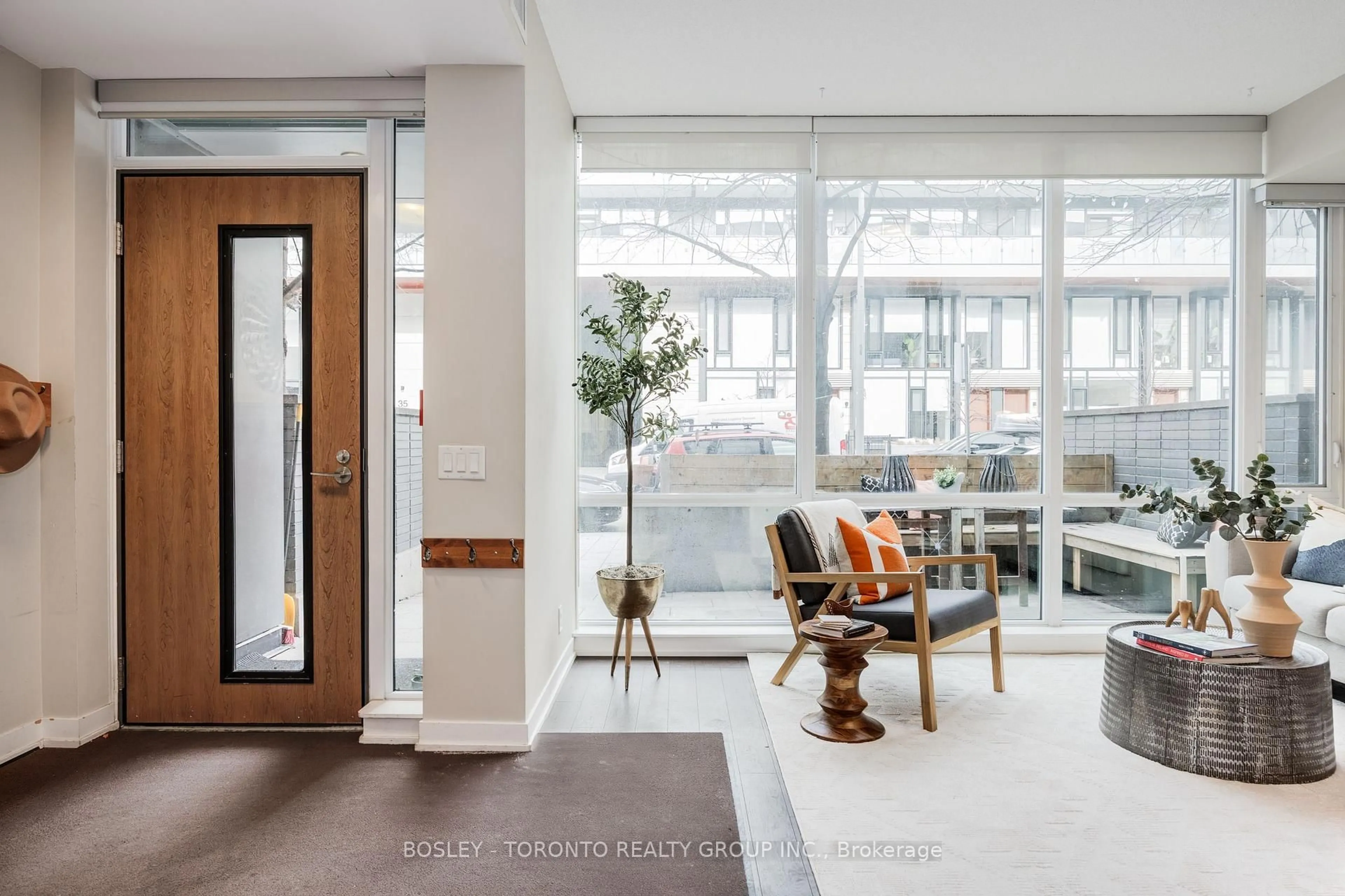 Indoor foyer for 455 Front St #S112, Toronto Ontario M5A 0G2