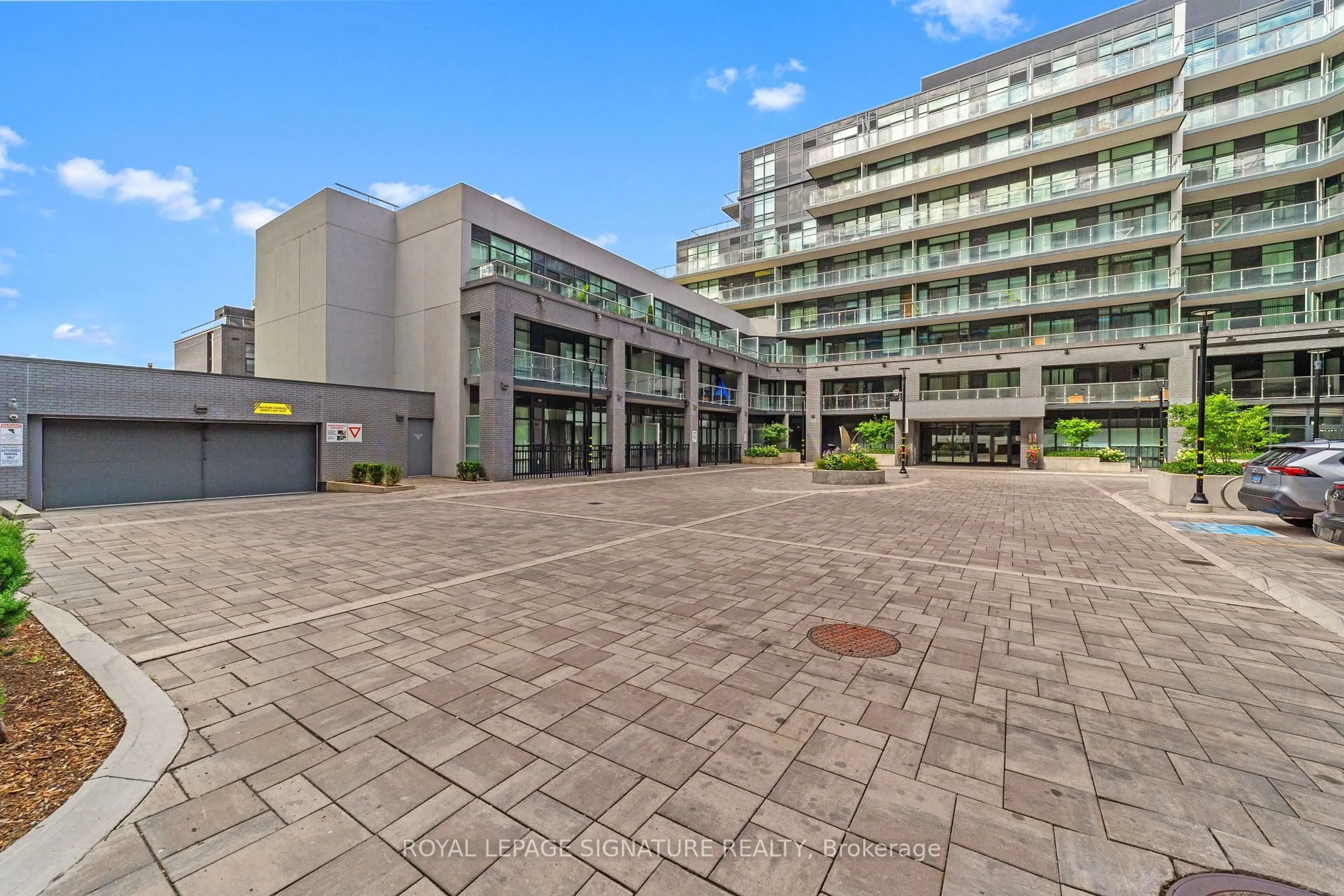 Patio, building for 621 Sheppard Ave #527, Toronto Ontario M2K 0G4