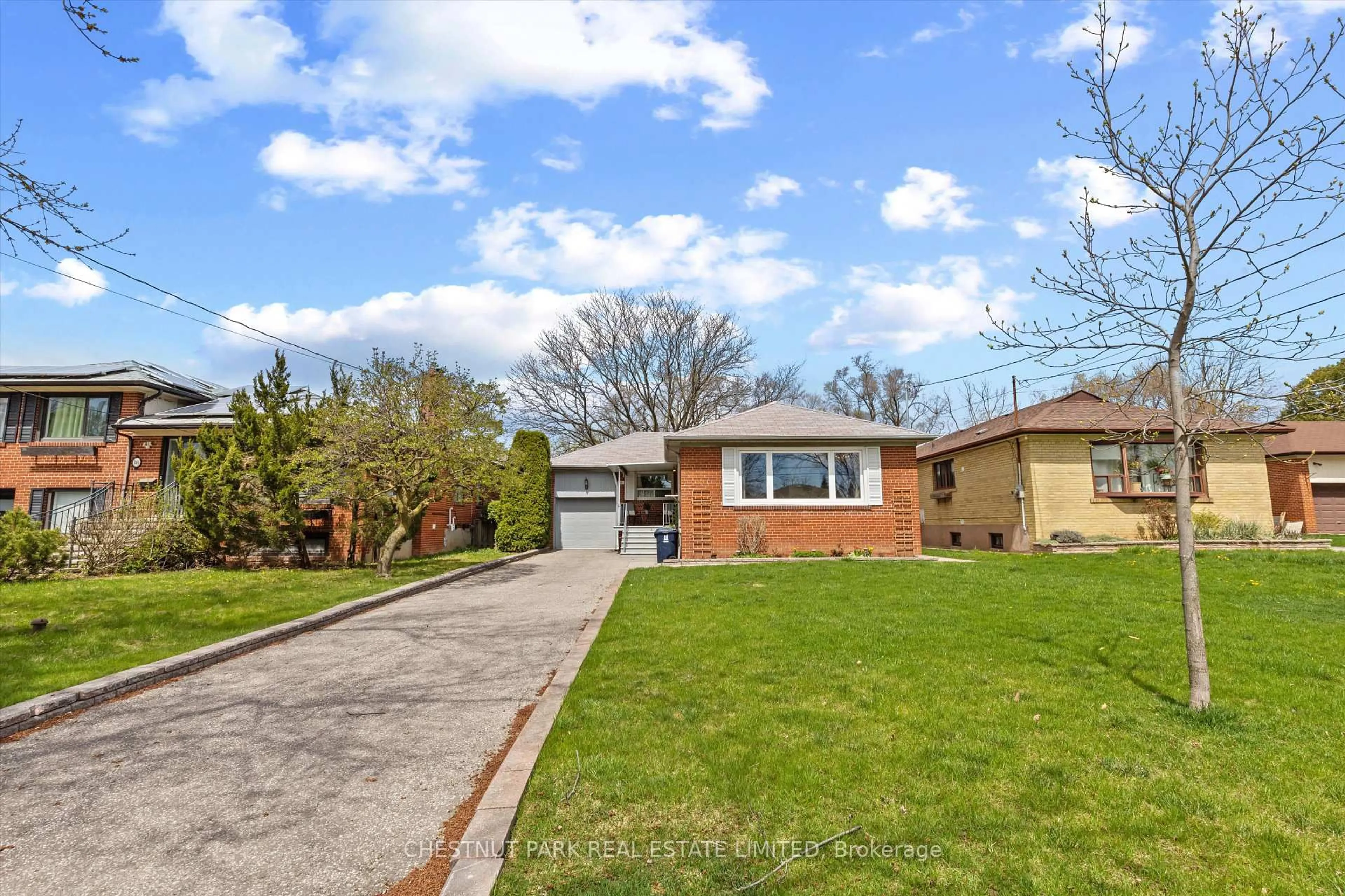 A pic from outside/outdoor area/front of a property/back of a property/a pic from drone, street for 16 Everingham Crt, Toronto Ontario M2M 2J5