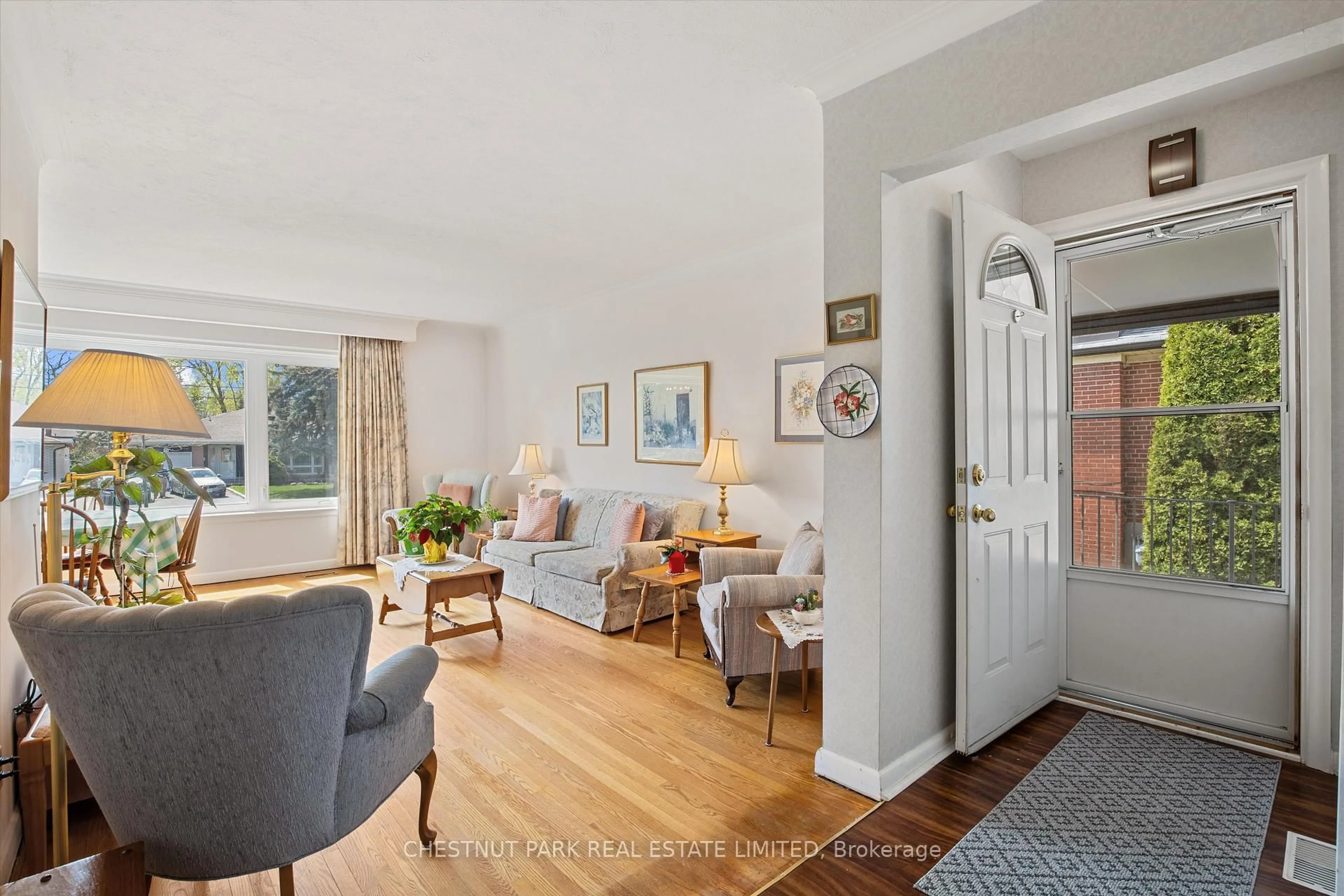 Living room with furniture, unknown for 16 Everingham Crt, Toronto Ontario M2M 2J5