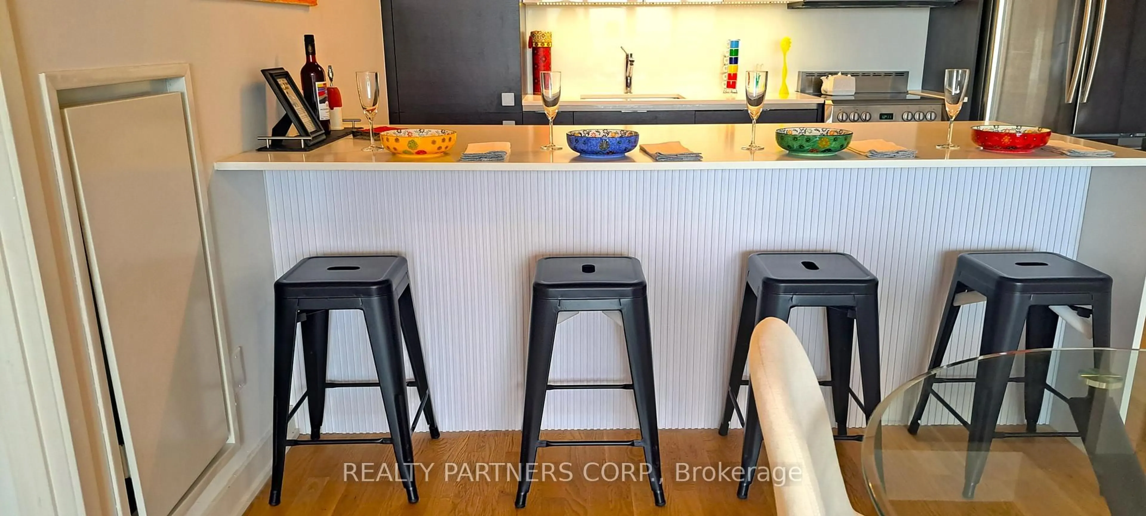 Contemporary kitchen, wood/laminate floor for 8 Dovercourt Ave #910, Toronto Ontario M6J 0B6