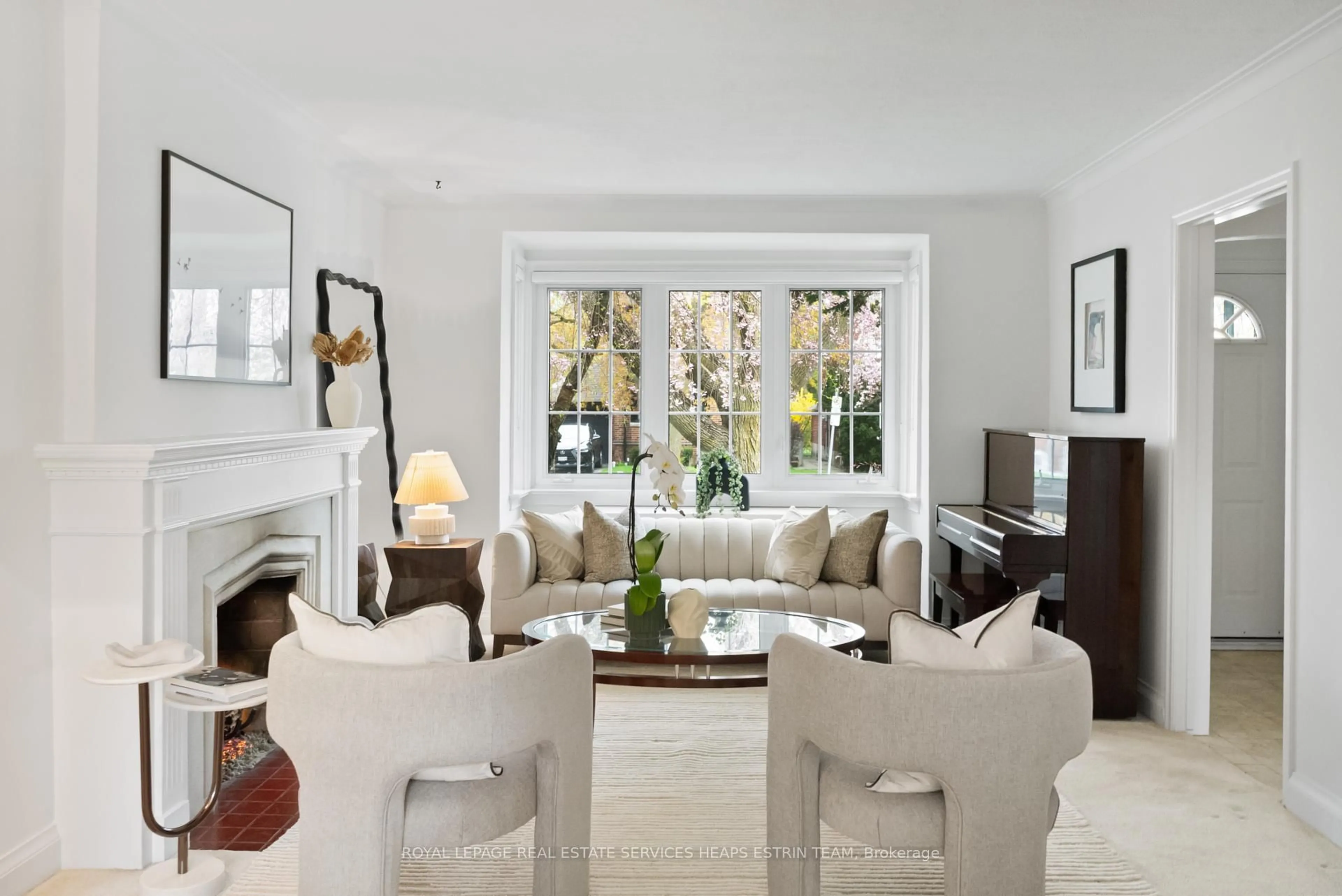 Living room with furniture, unknown for 89 Glenvale Blvd, Toronto Ontario M4G 2V7