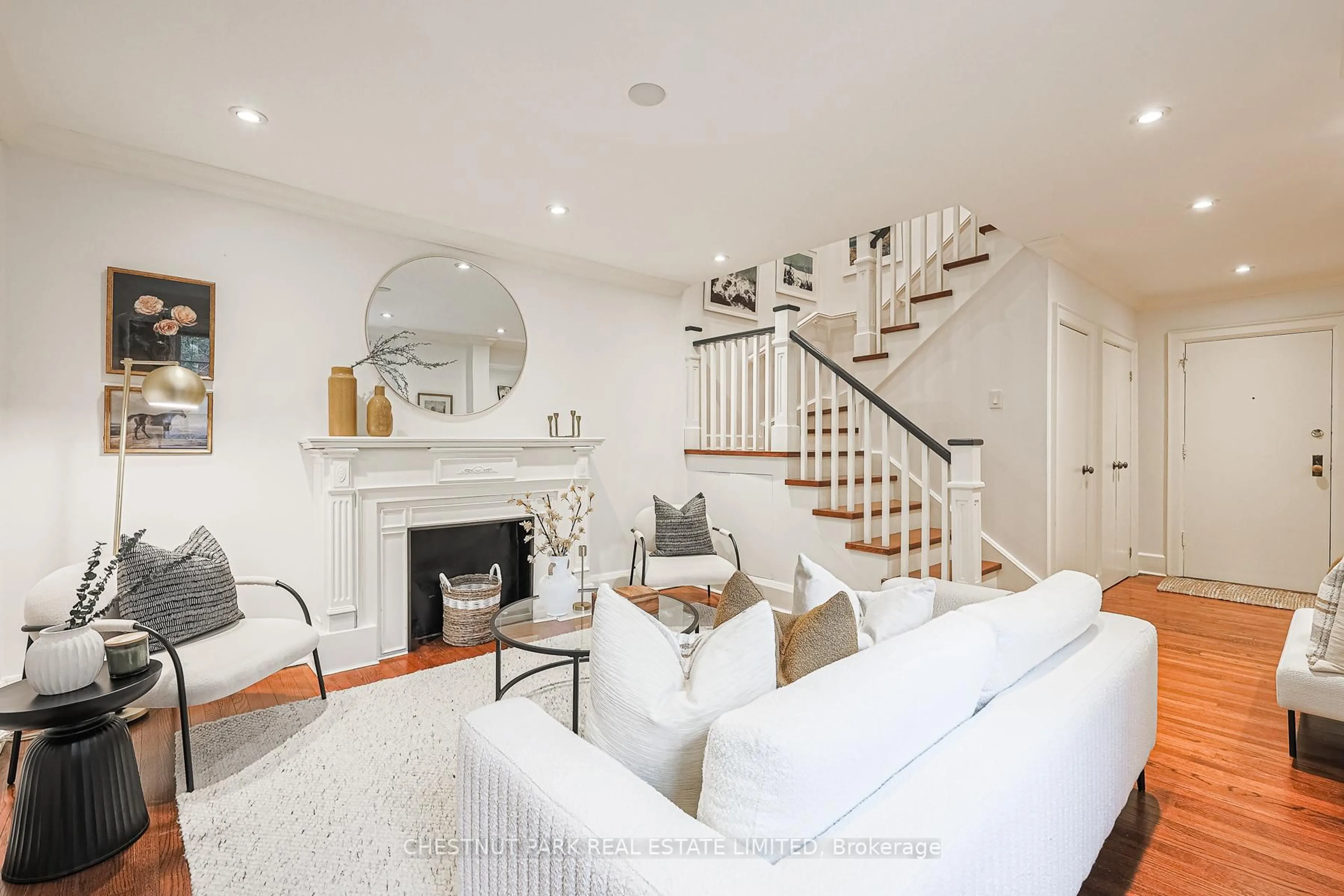 Living room with furniture, unknown for 480 Oriole Pkwy #111, Toronto Ontario M5P 2H8