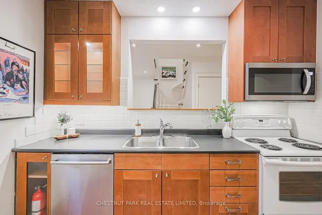 Additional property image - 480 Oriole Pkwy Unit 111