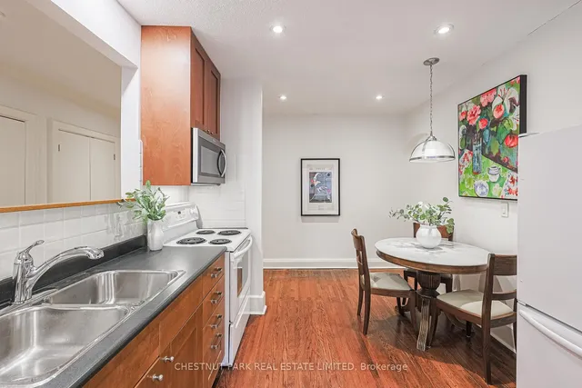 Additional property image - 480 Oriole Pkwy Unit 111