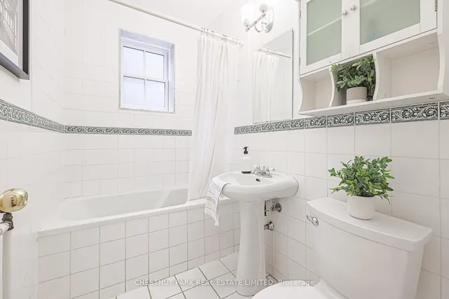 Additional property image - 480 Oriole Pkwy Unit 111