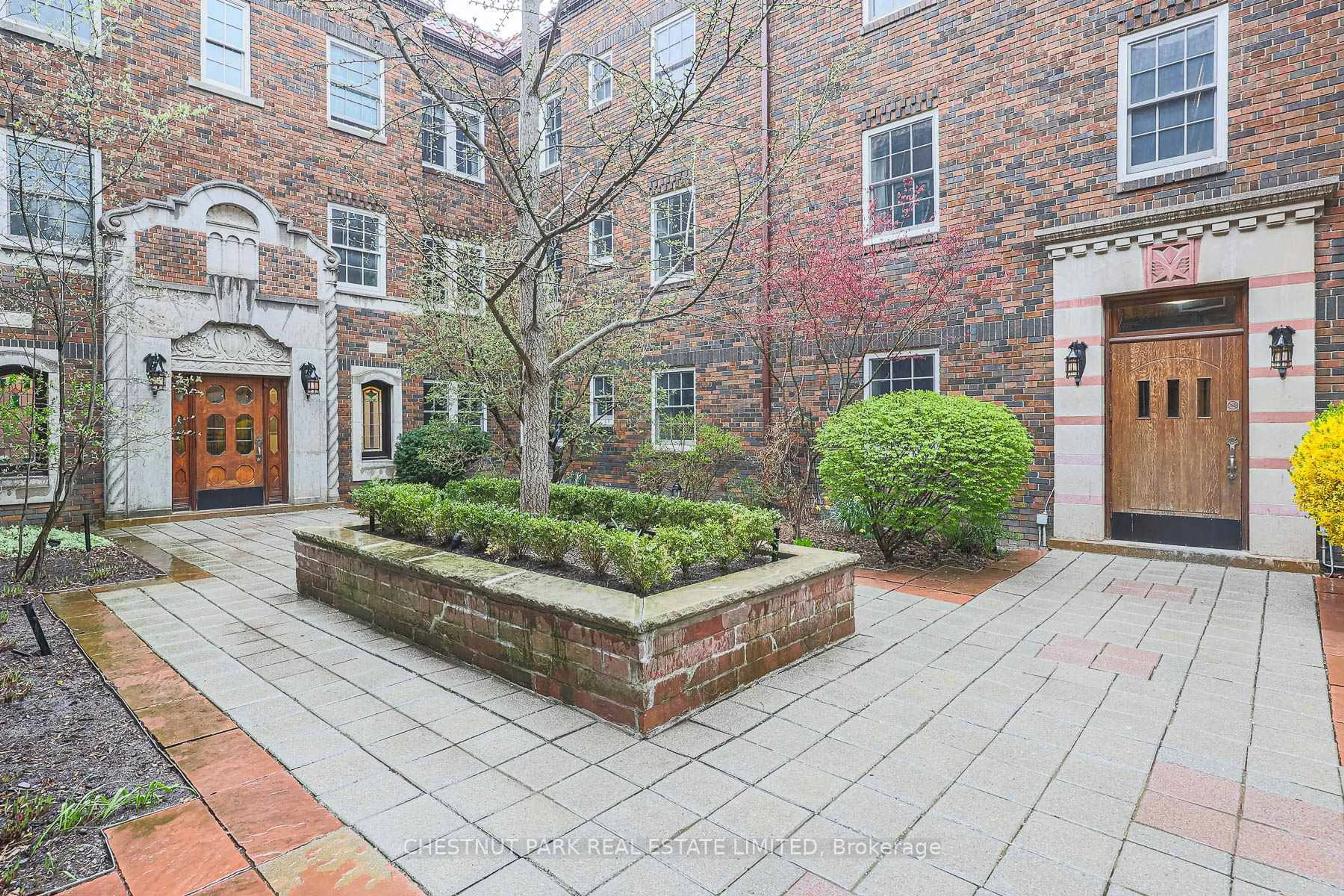 Patio, street for 480 Oriole Pkwy #111, Toronto Ontario M5P 2H8