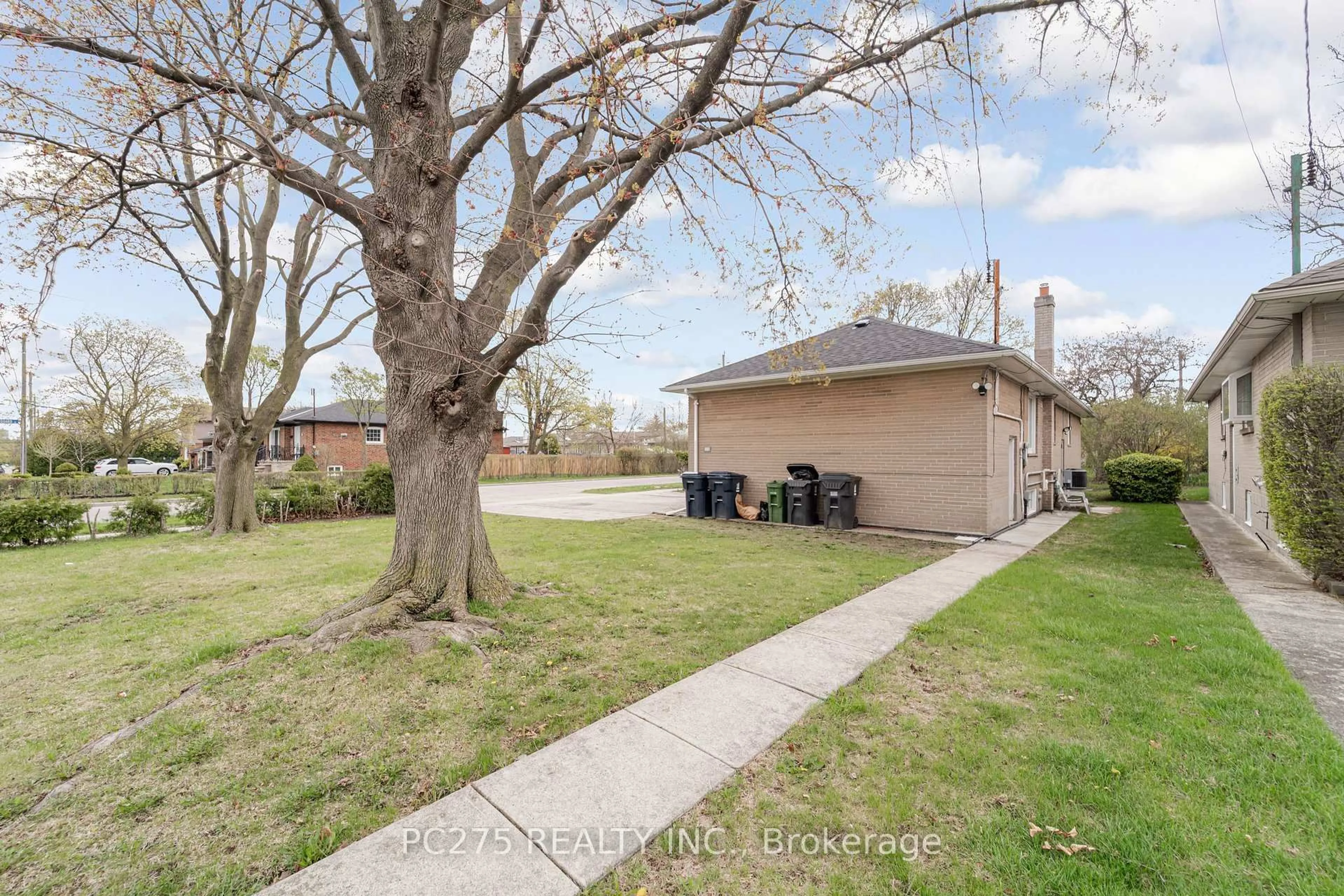 A pic from outside/outdoor area/front of a property/back of a property/a pic from drone, street for 67 Acton Ave, Toronto Ontario M3H 4H2