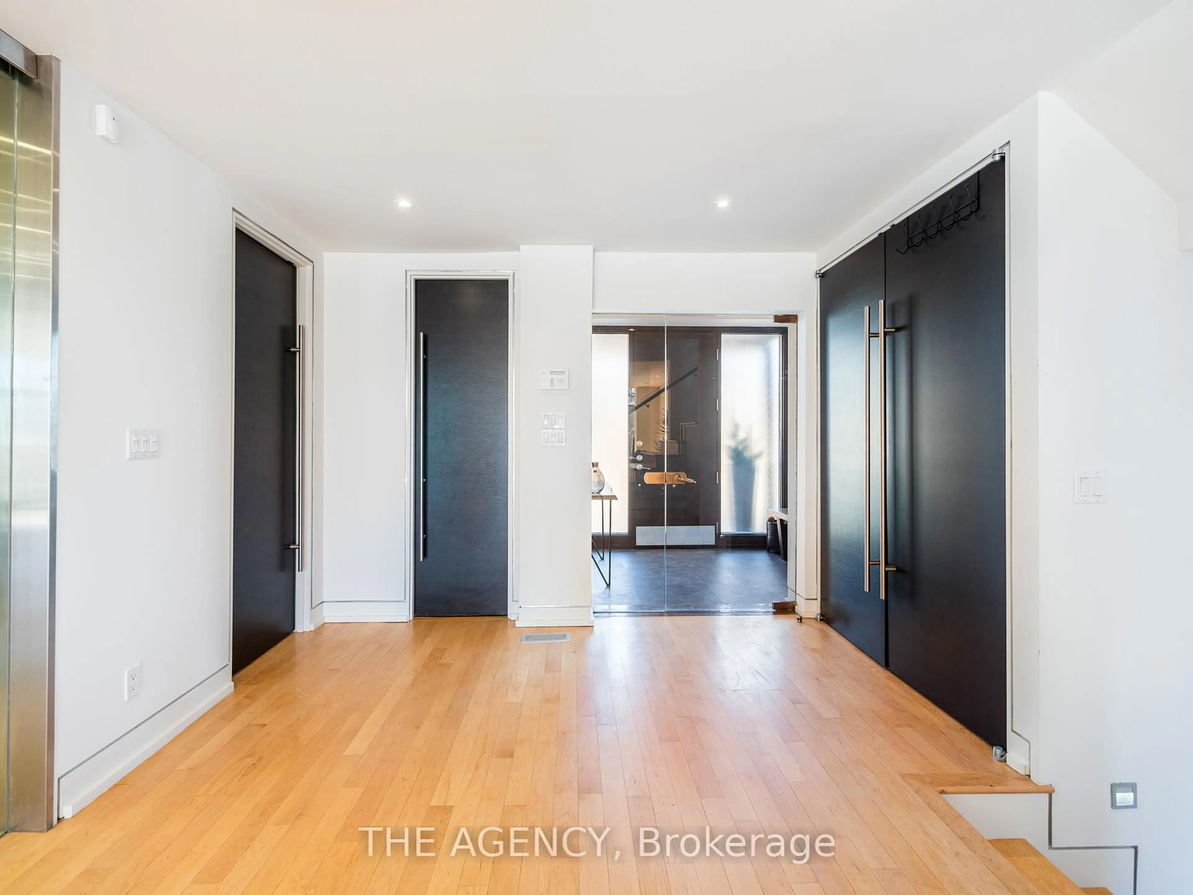 Indoor entryway for 7 Douglas Cres, Toronto Ontario M4W 2E6