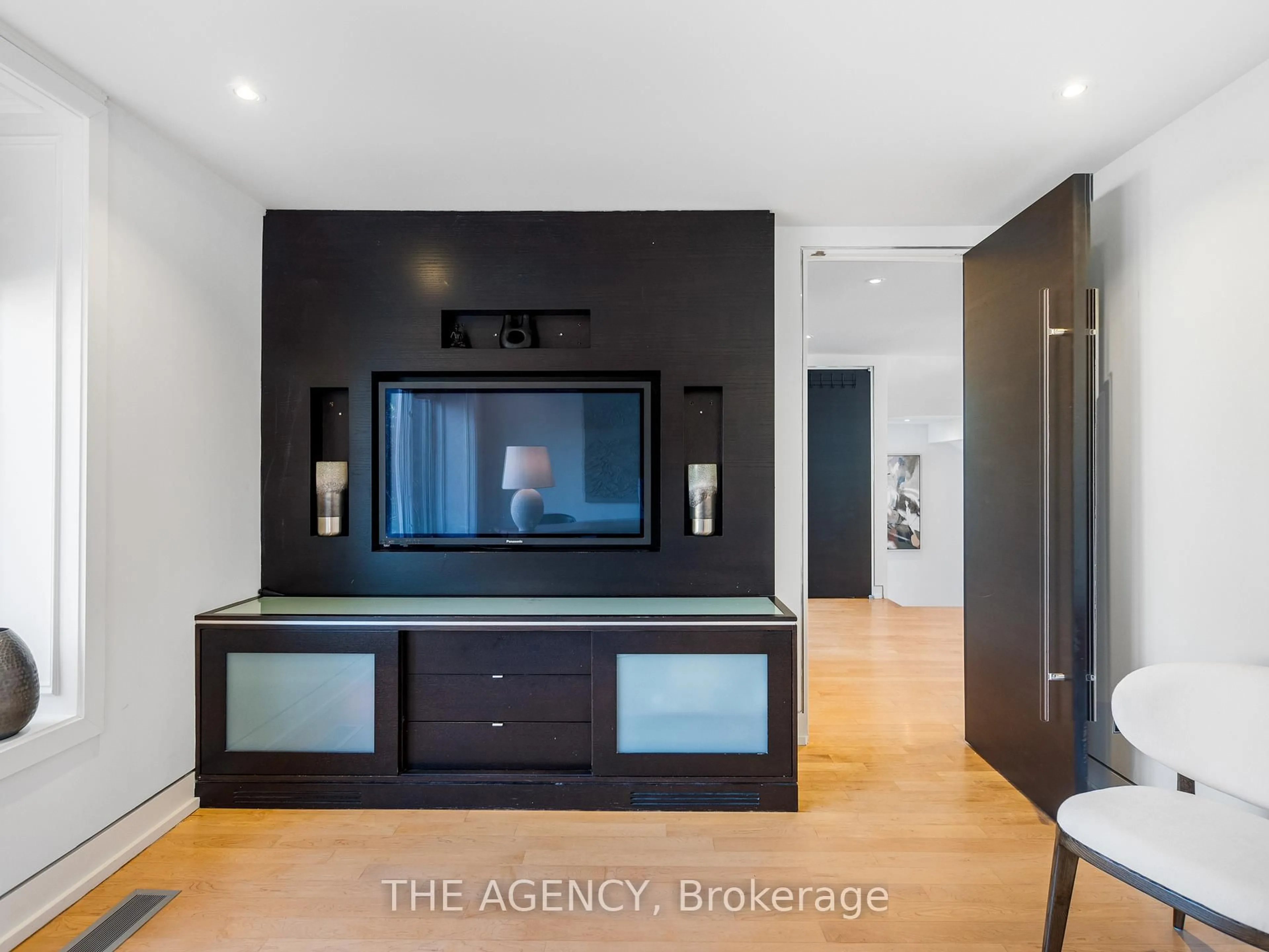 Home theater for 7 Douglas Cres, Toronto Ontario M4W 2E6
