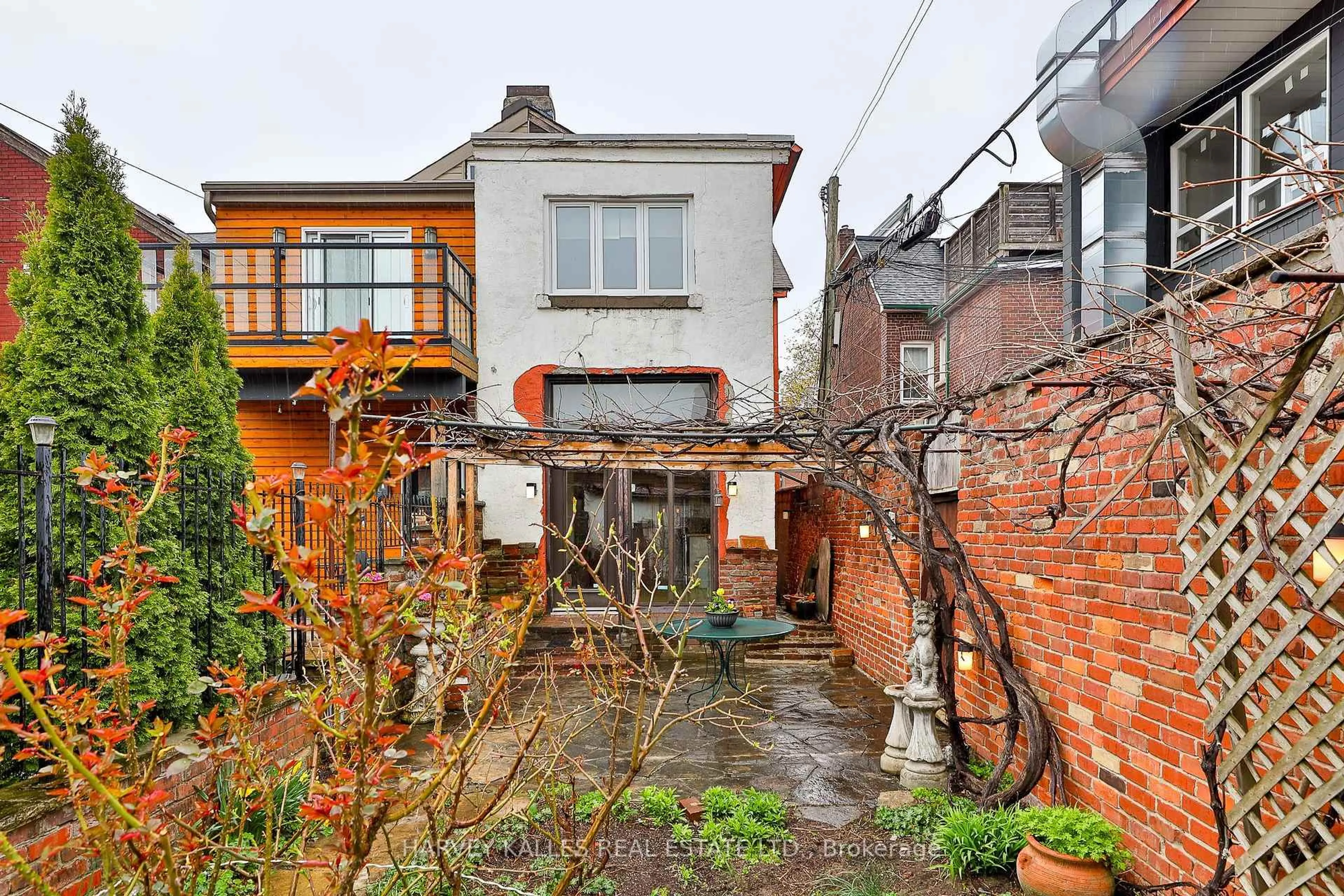 Patio, street for 33 Clinton St, Toronto Ontario M6J 2N9