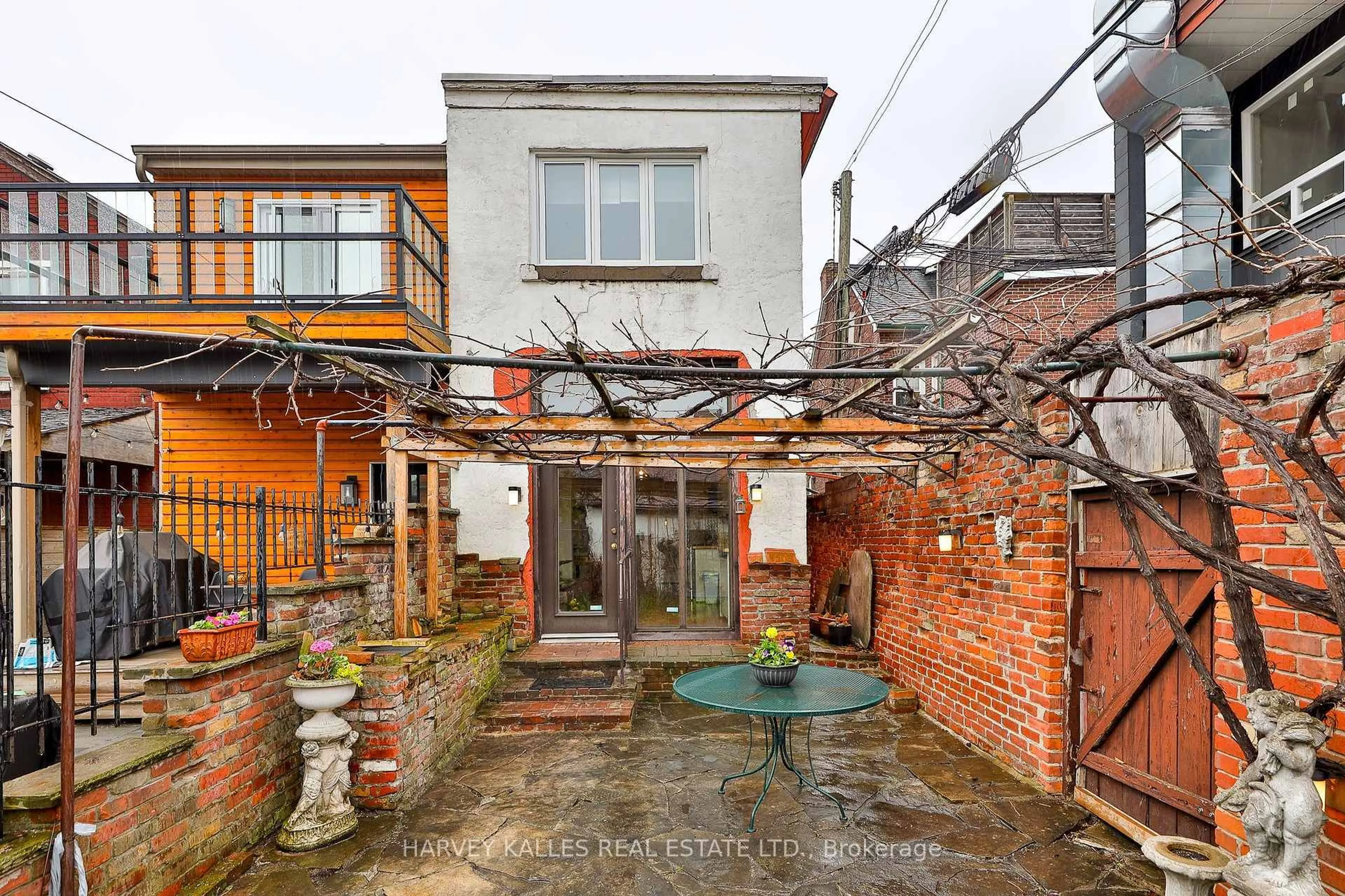 Patio, street for 33 Clinton St, Toronto Ontario M6J 2N9