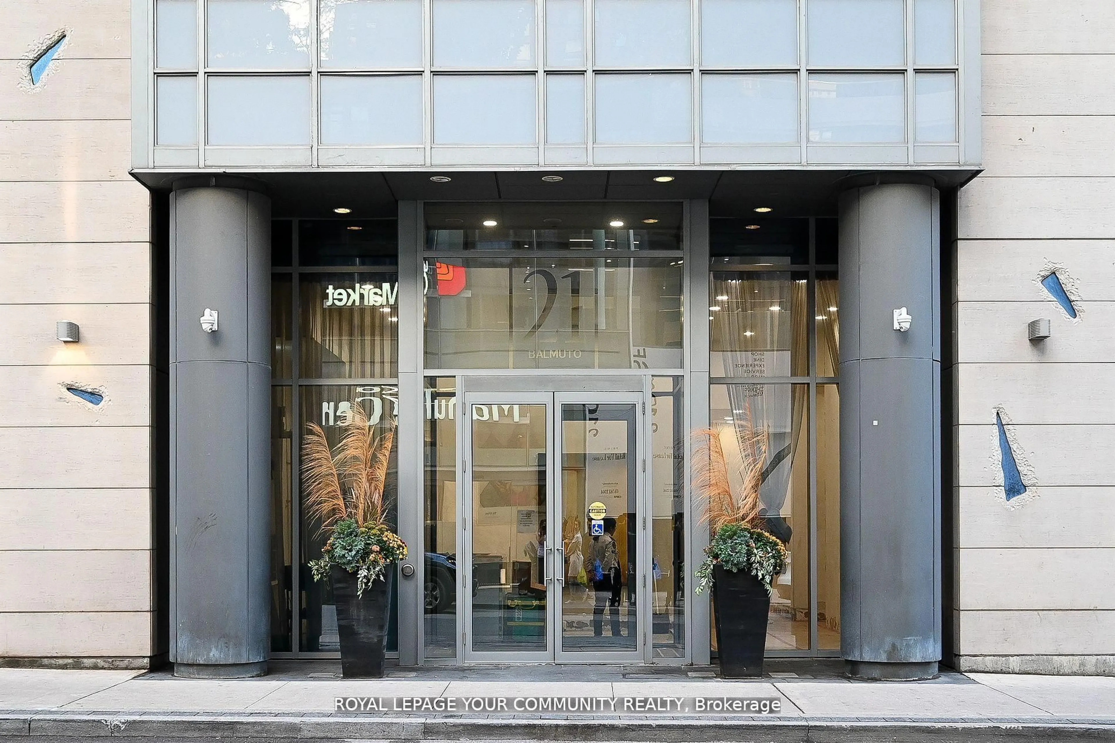 Indoor foyer for 21 Balmuto St #Ph 35, Toronto Ontario M4Y 1W4