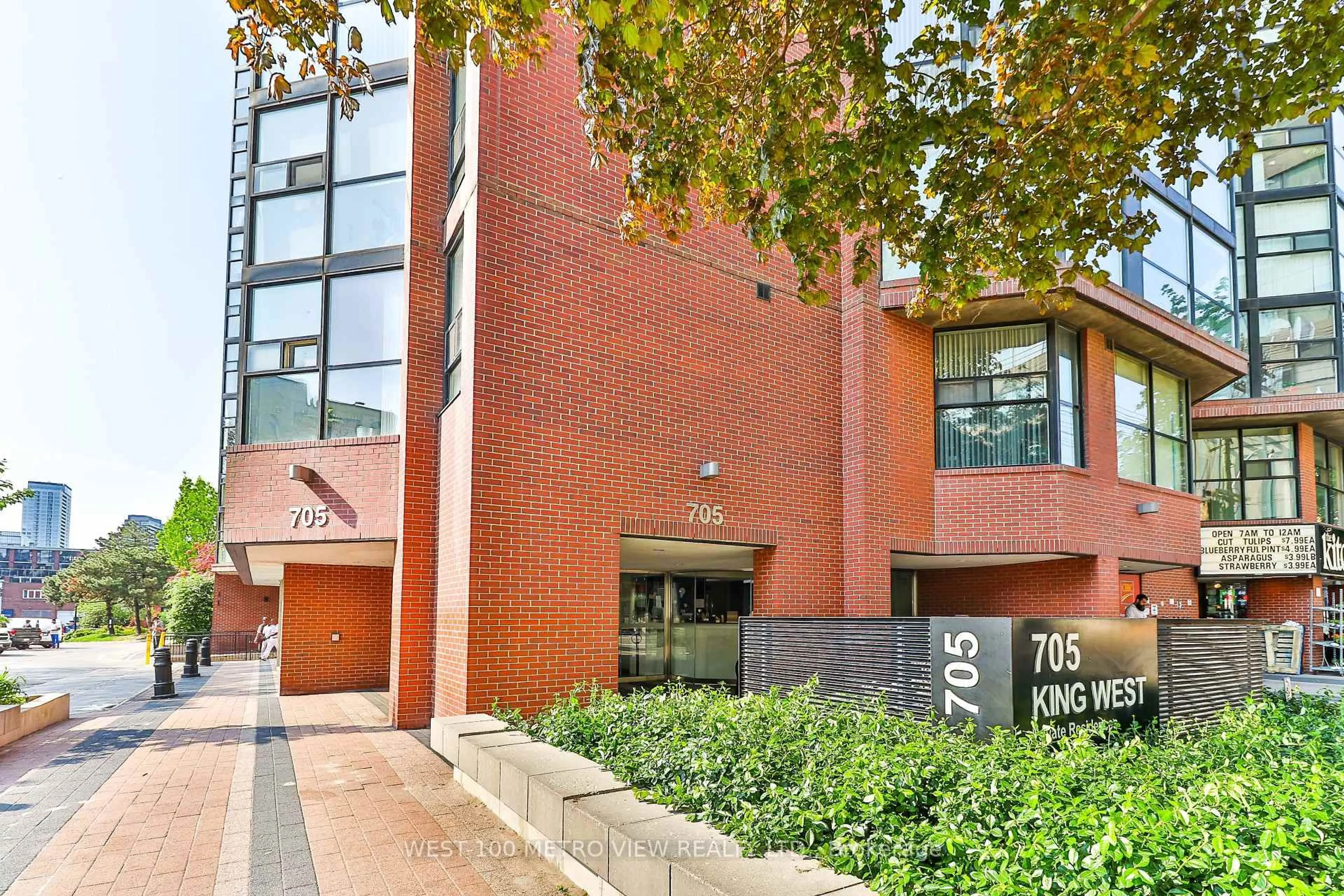 Indoor foyer for 705 King St #814, Toronto Ontario M5V 2W8