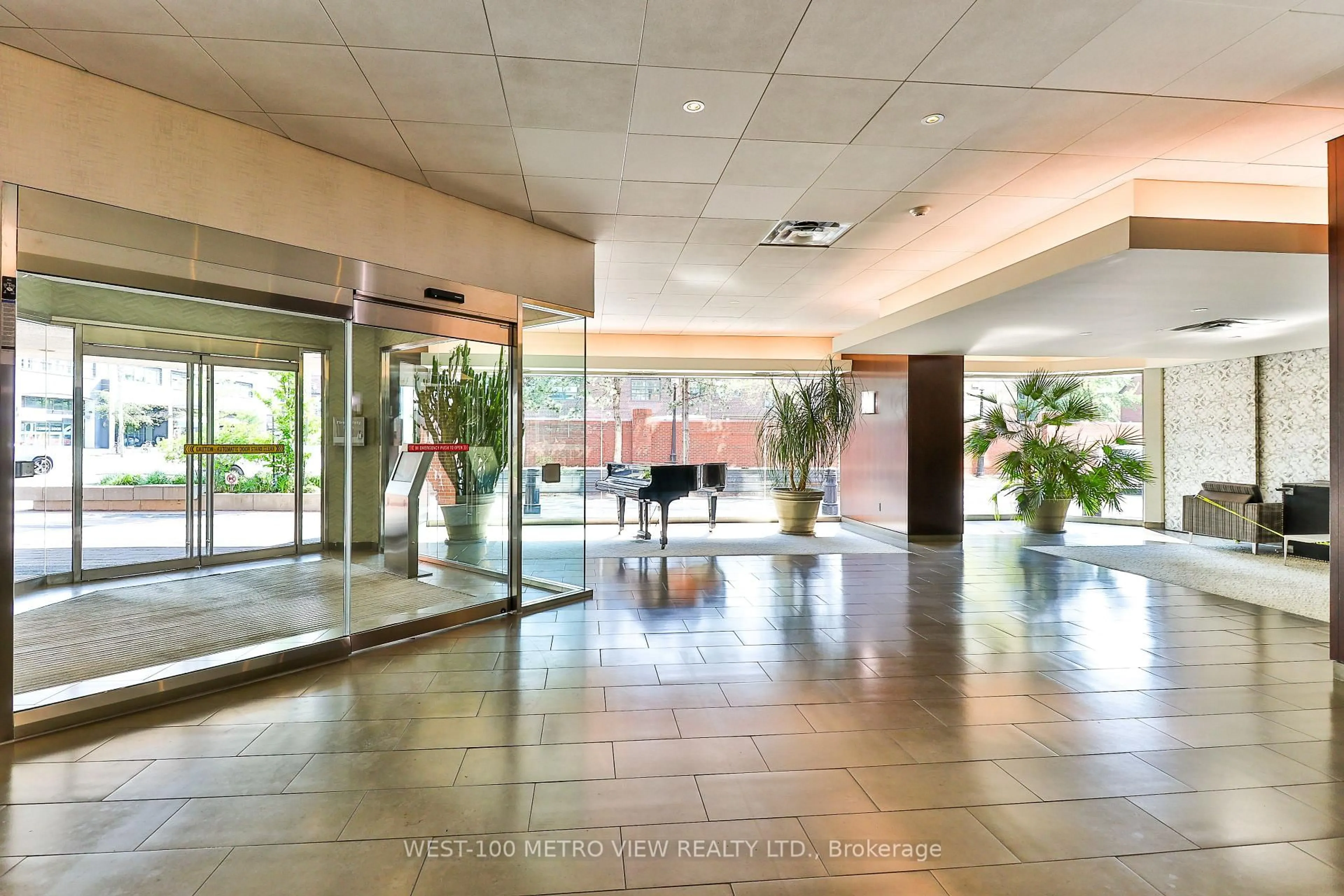 Indoor foyer for 705 King St #814, Toronto Ontario M5V 2W8