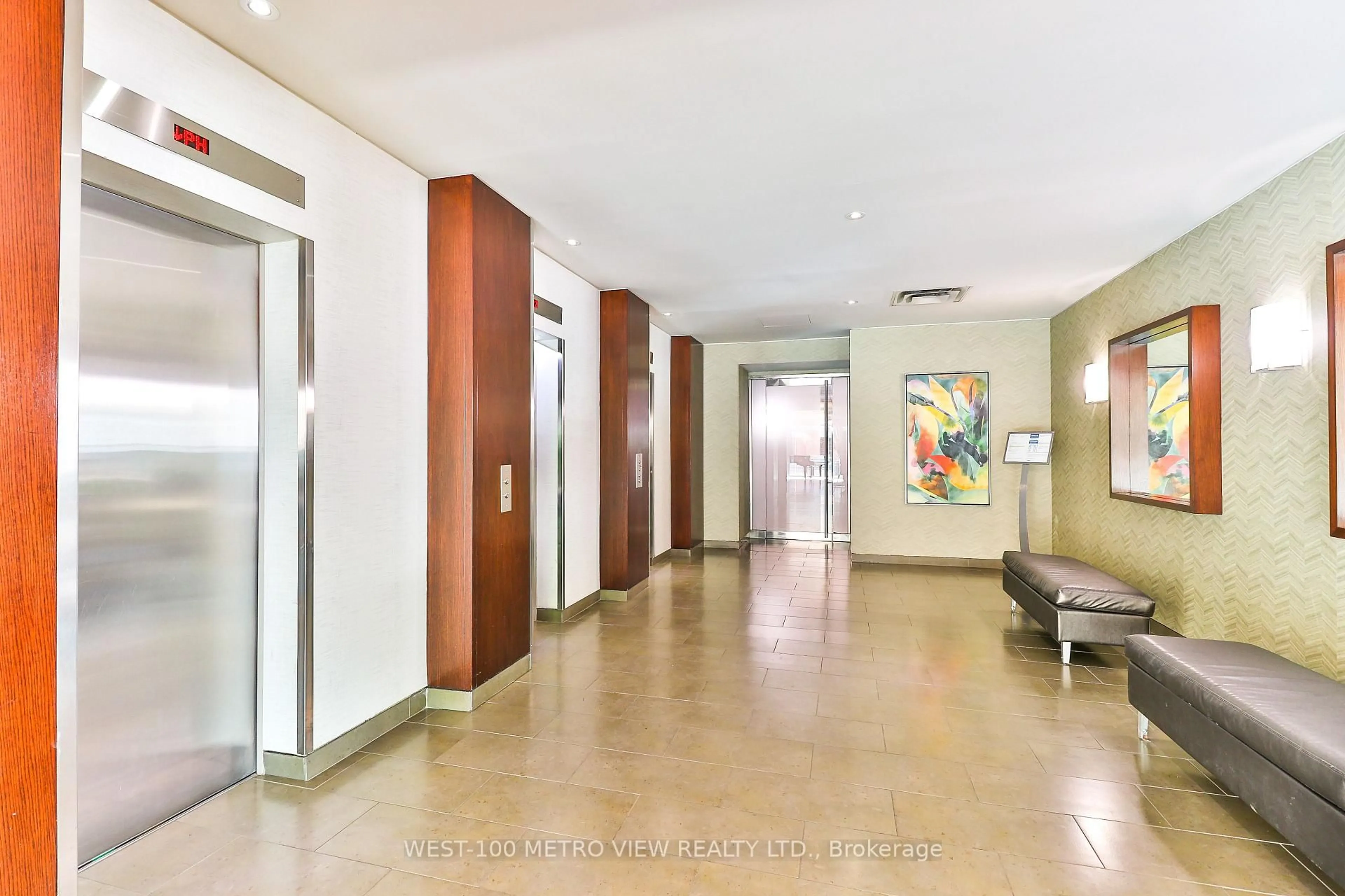 Indoor foyer for 705 King St #814, Toronto Ontario M5V 2W8