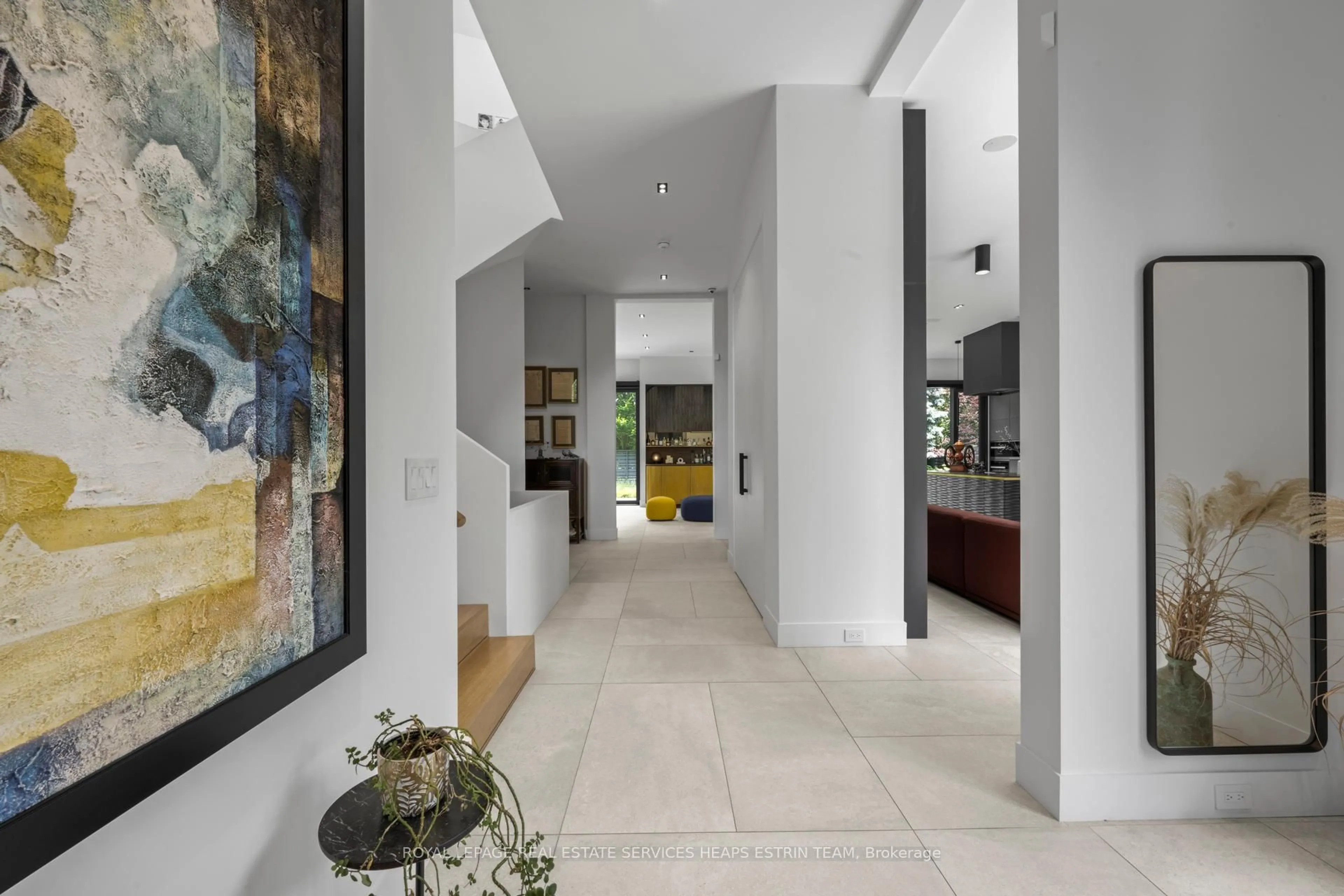 Indoor foyer for 108 Stratford Cres, Toronto Ontario M4N 1C6