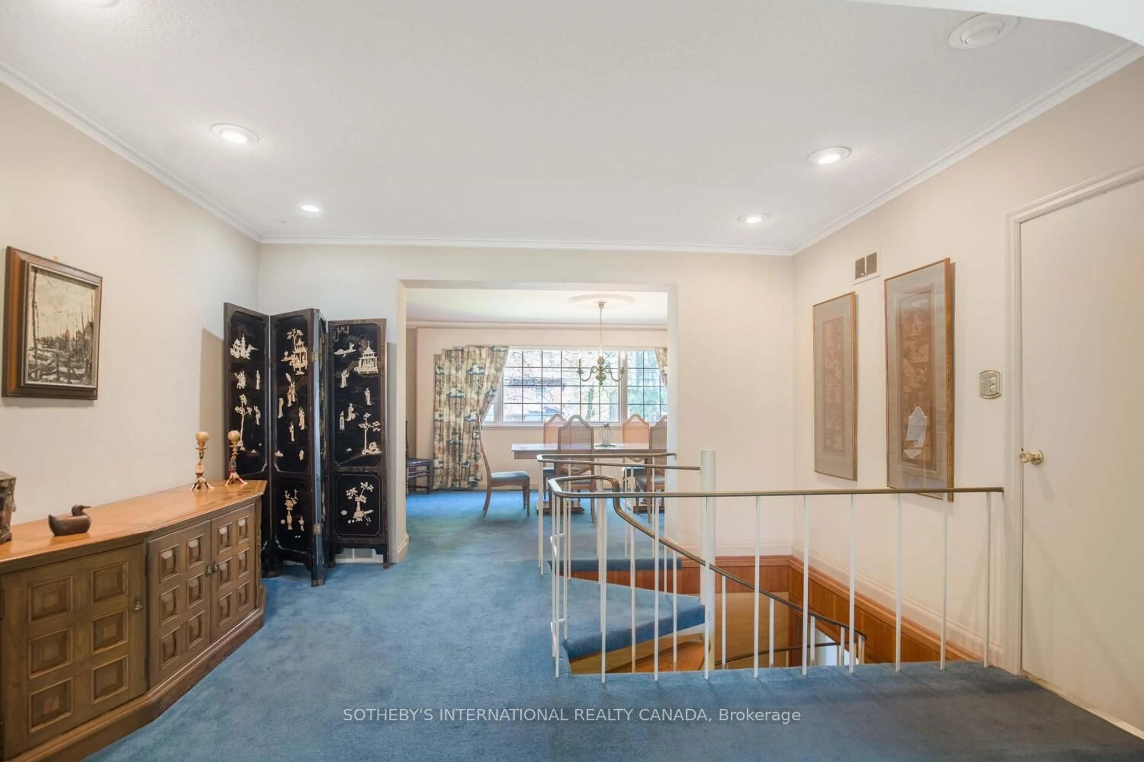Indoor foyer for 305 Bessborough Dr, Toronto Ontario M4G 3K9