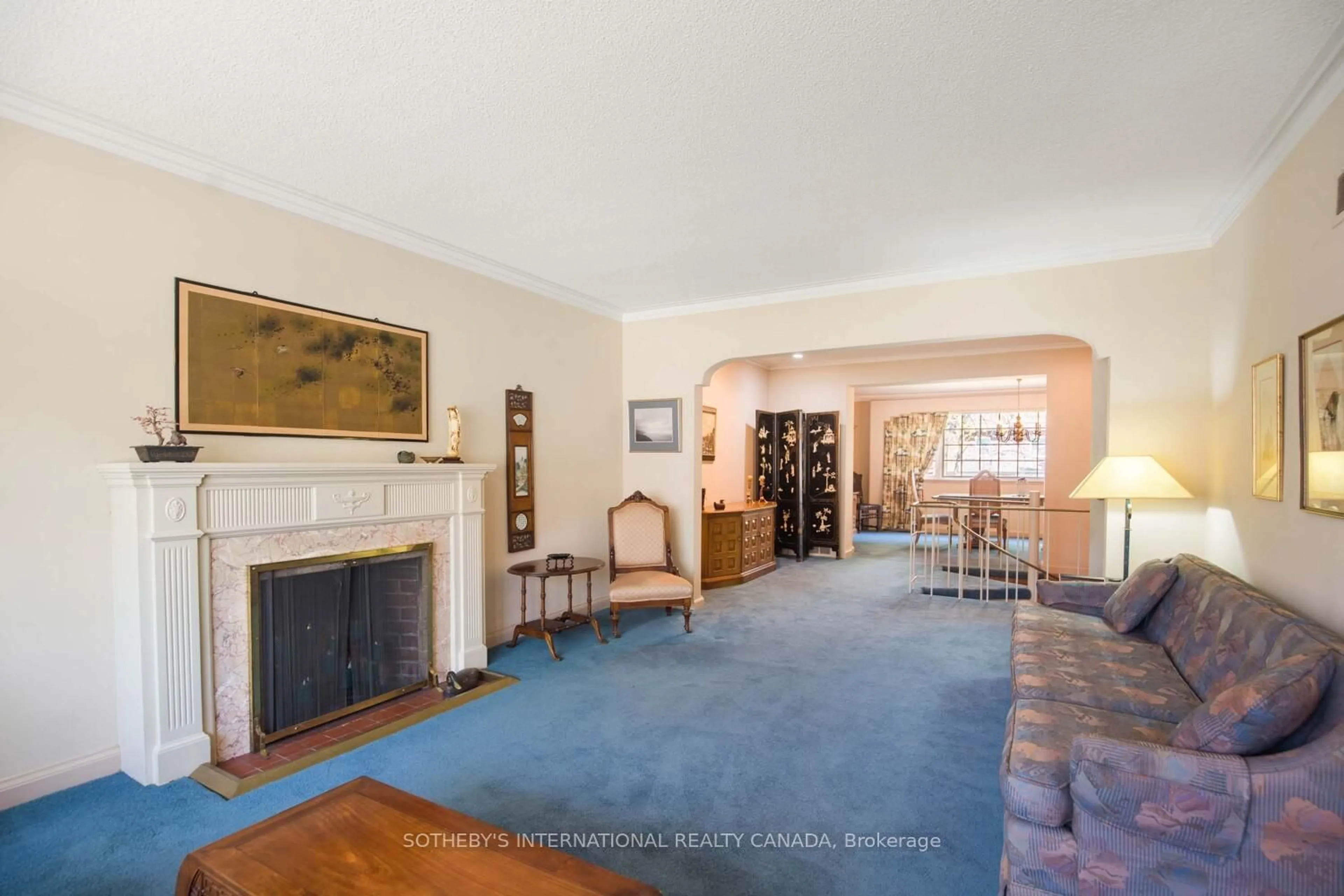 Indoor foyer for 305 Bessborough Dr, Toronto Ontario M4G 3K9