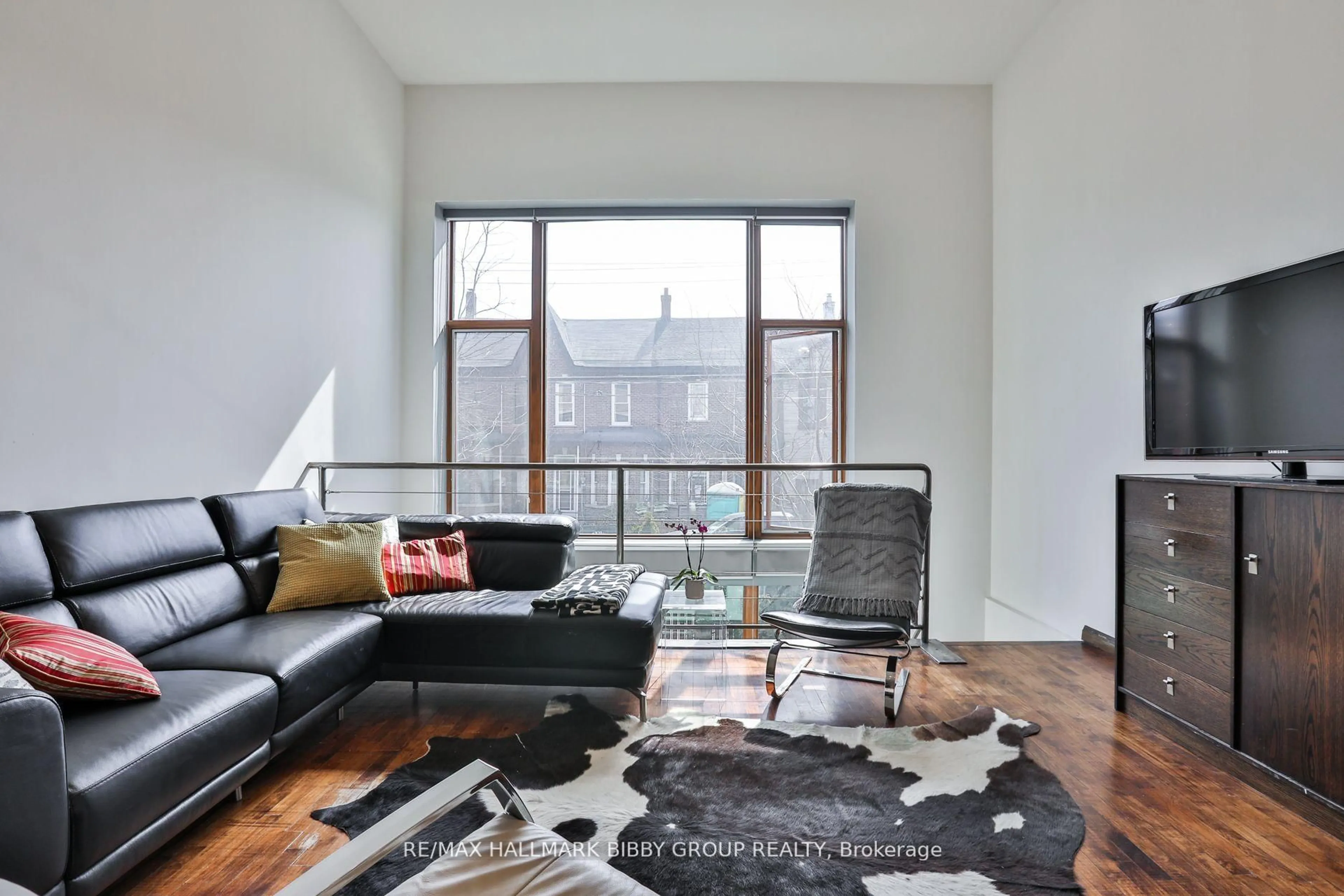 Living room with furniture, unknown for 676 Richmond St #101, Toronto Ontario M6J 1C3