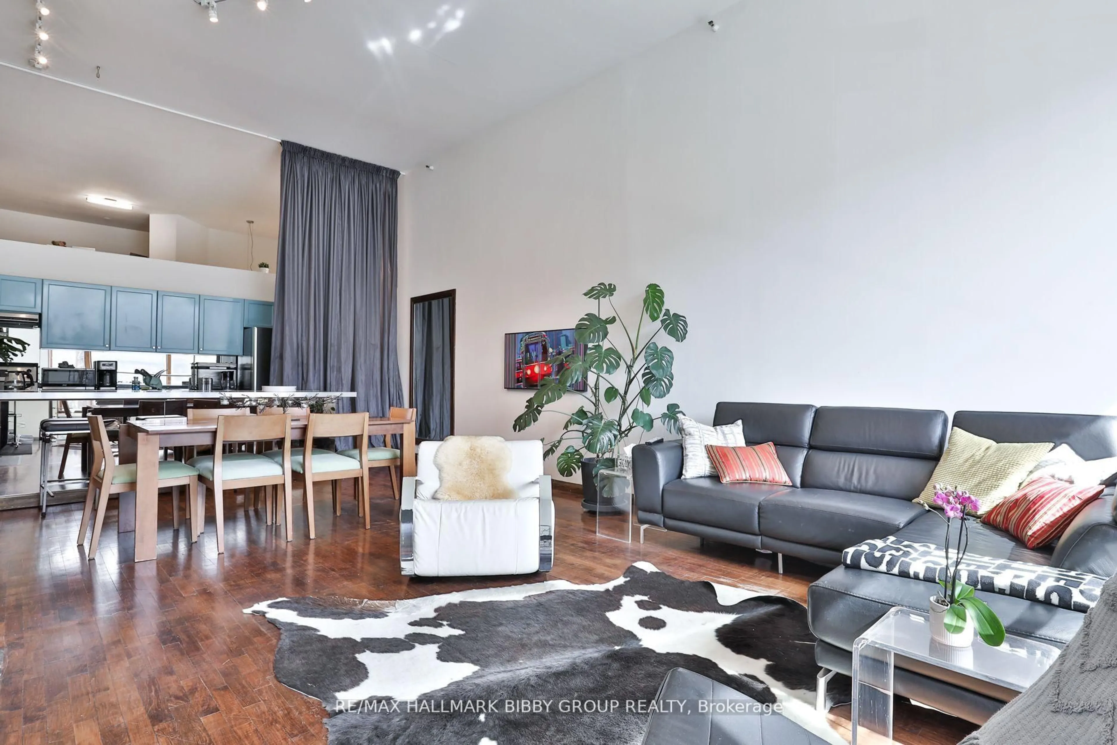 Living room with furniture, wood/laminate floor for 676 Richmond St #101, Toronto Ontario M6J 1C3