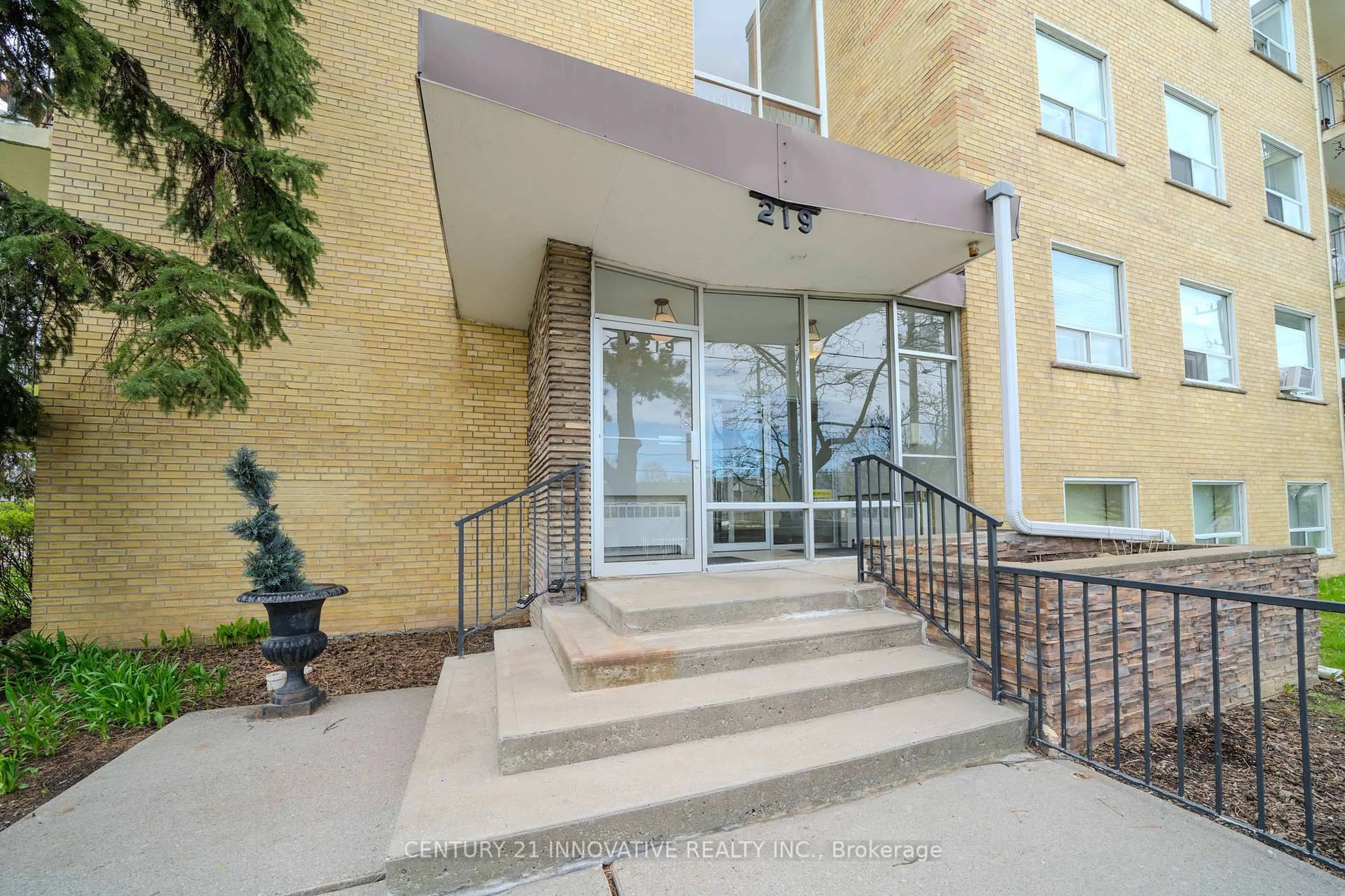 Indoor foyer for 219 Wilson Ave #101, Toronto Ontario M5M 3B2