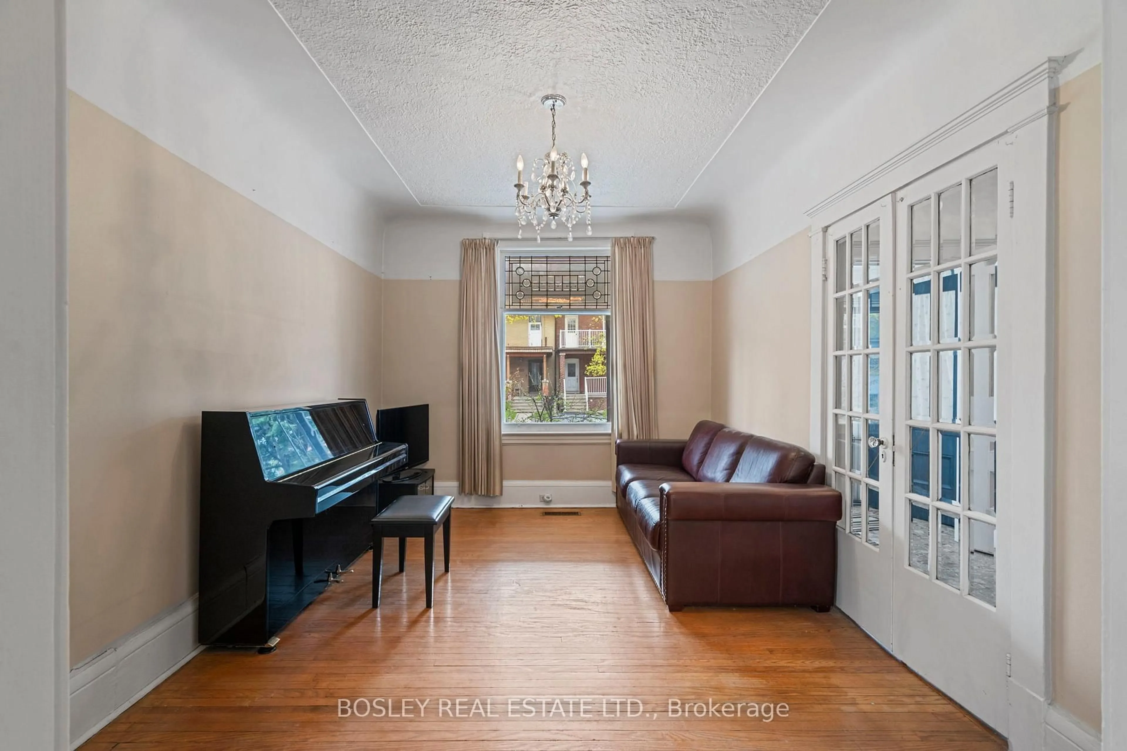 Living room with furniture, unknown for 218 Montrose Ave, Toronto Ontario M6G 3G7
