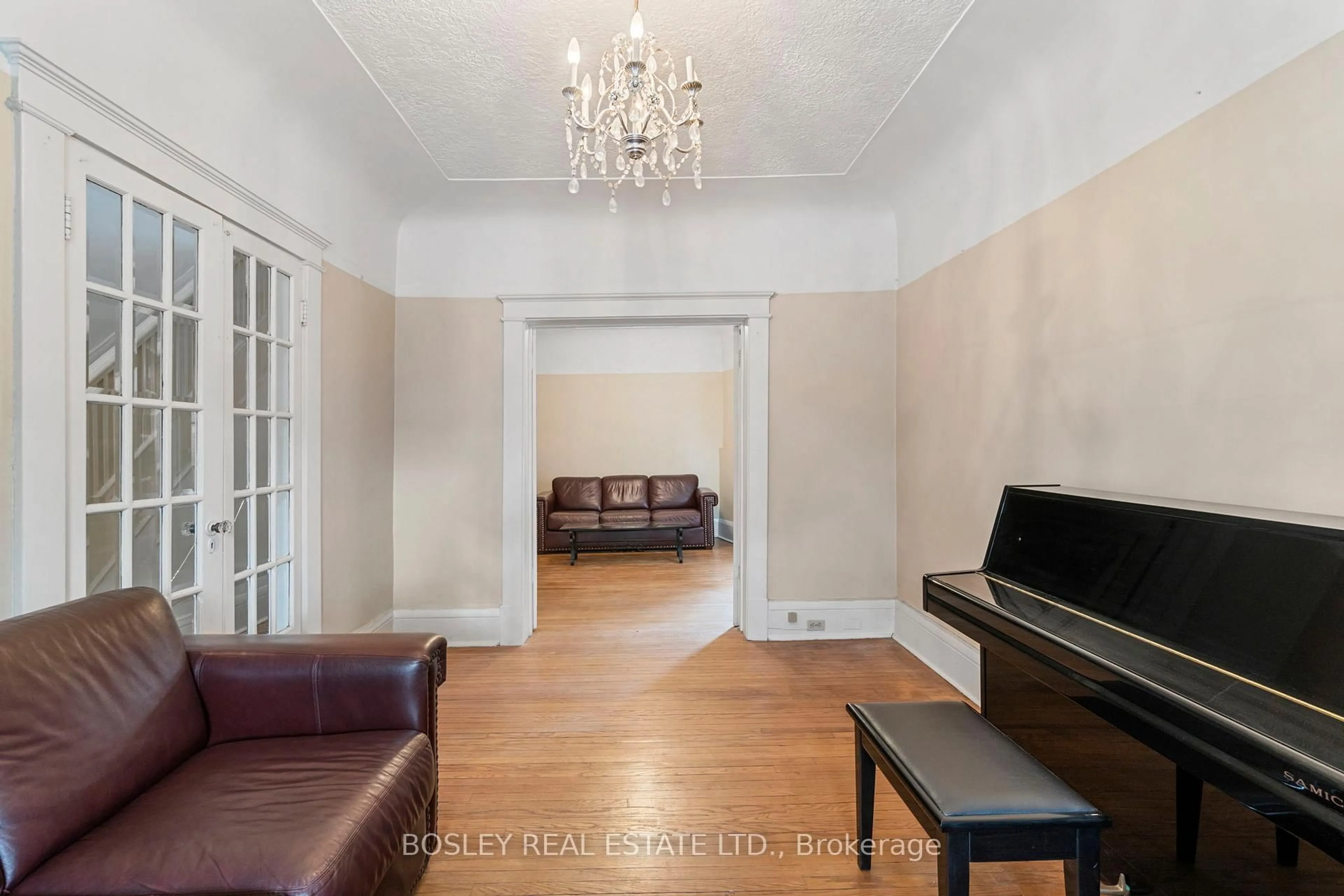 Living room with furniture, unknown for 218 Montrose Ave, Toronto Ontario M6G 3G7
