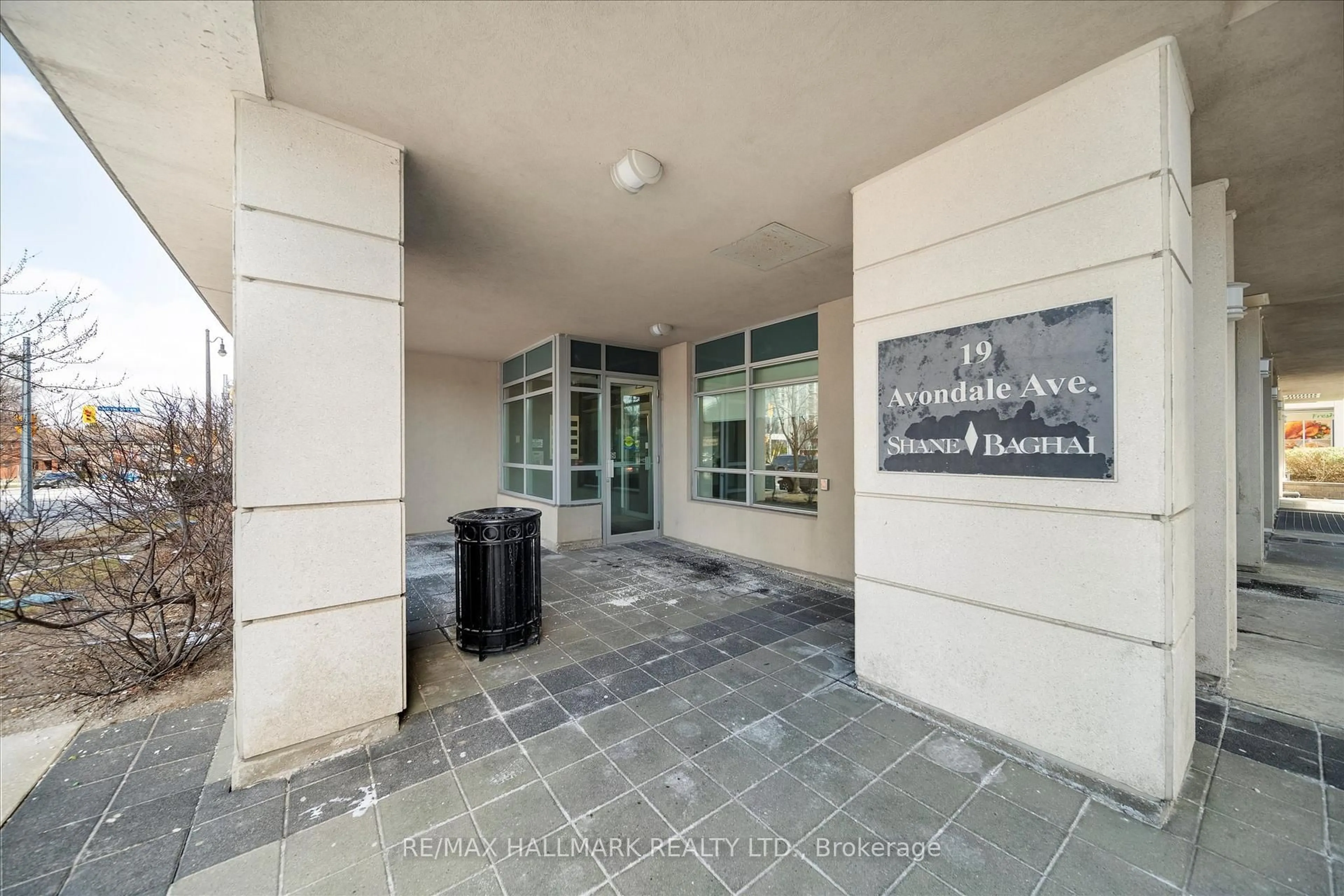 Indoor foyer for 19 Avondale Ave #213, Toronto Ontario M2N 2T6