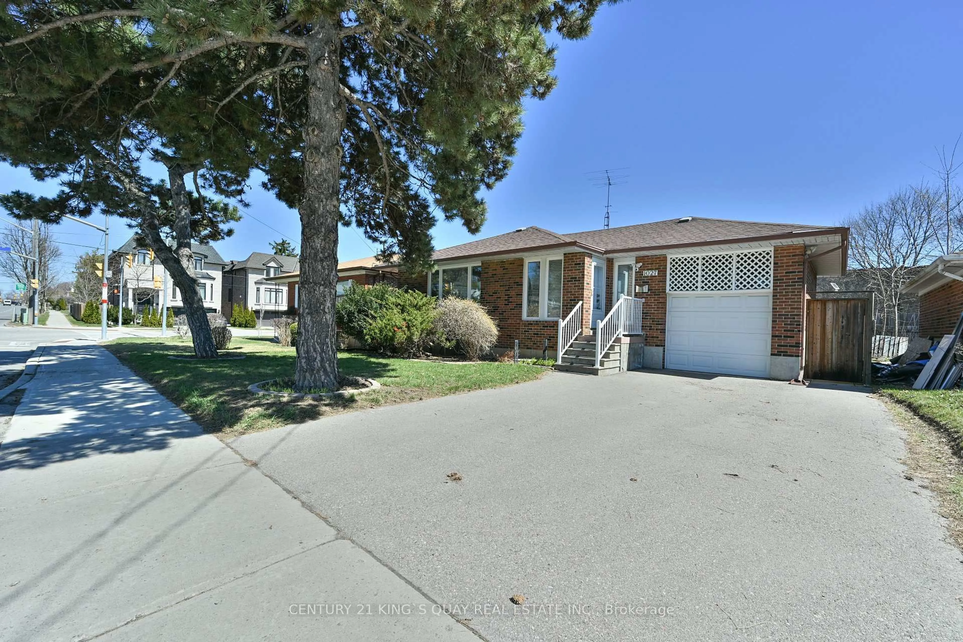 A pic from outside/outdoor area/front of a property/back of a property/a pic from drone, street for 1027 Willowdale Ave, Toronto Ontario M2M 3C9