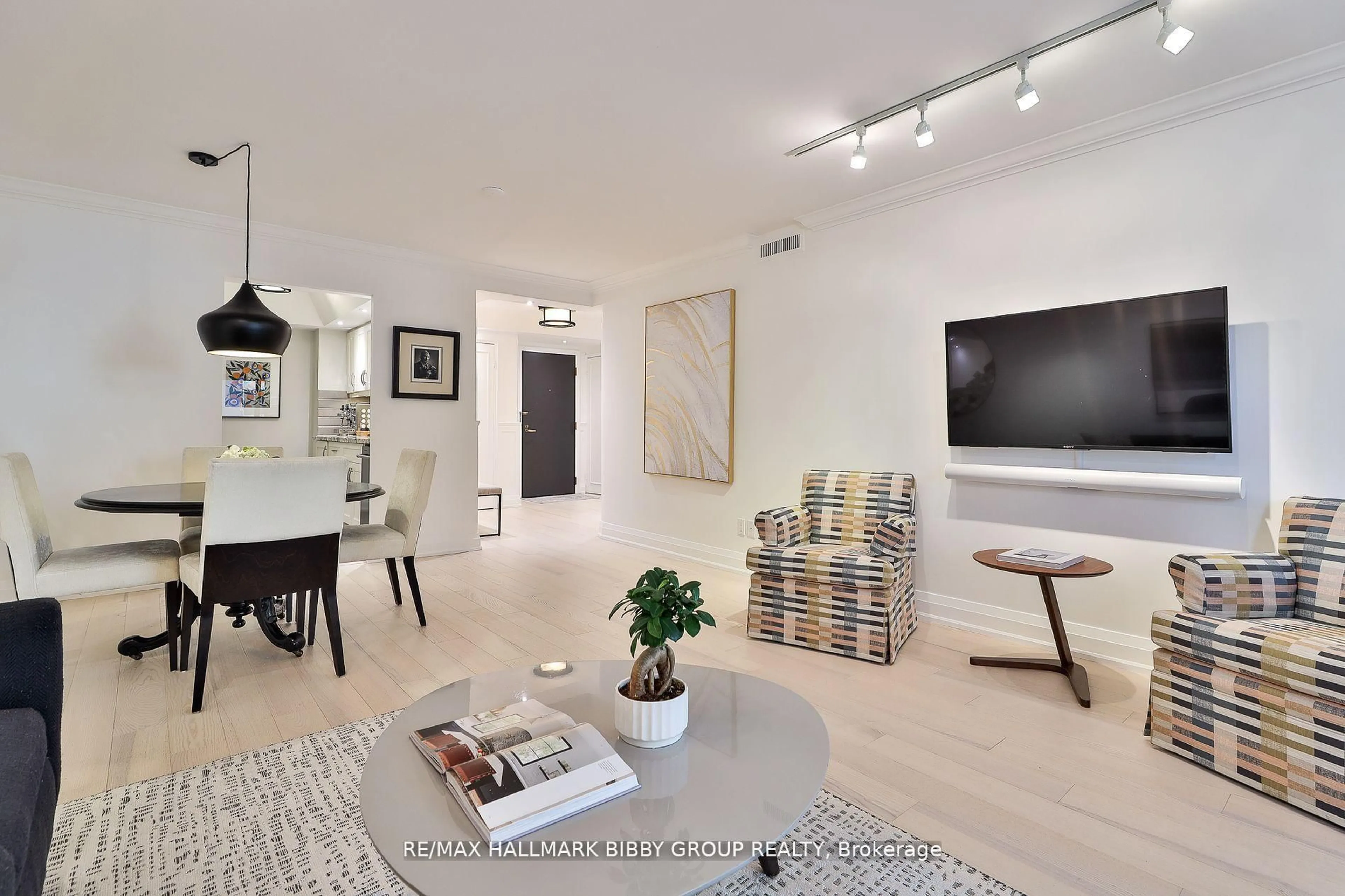 Unknown for 61 St Clair Ave #206, Toronto Ontario M4V 2Y8