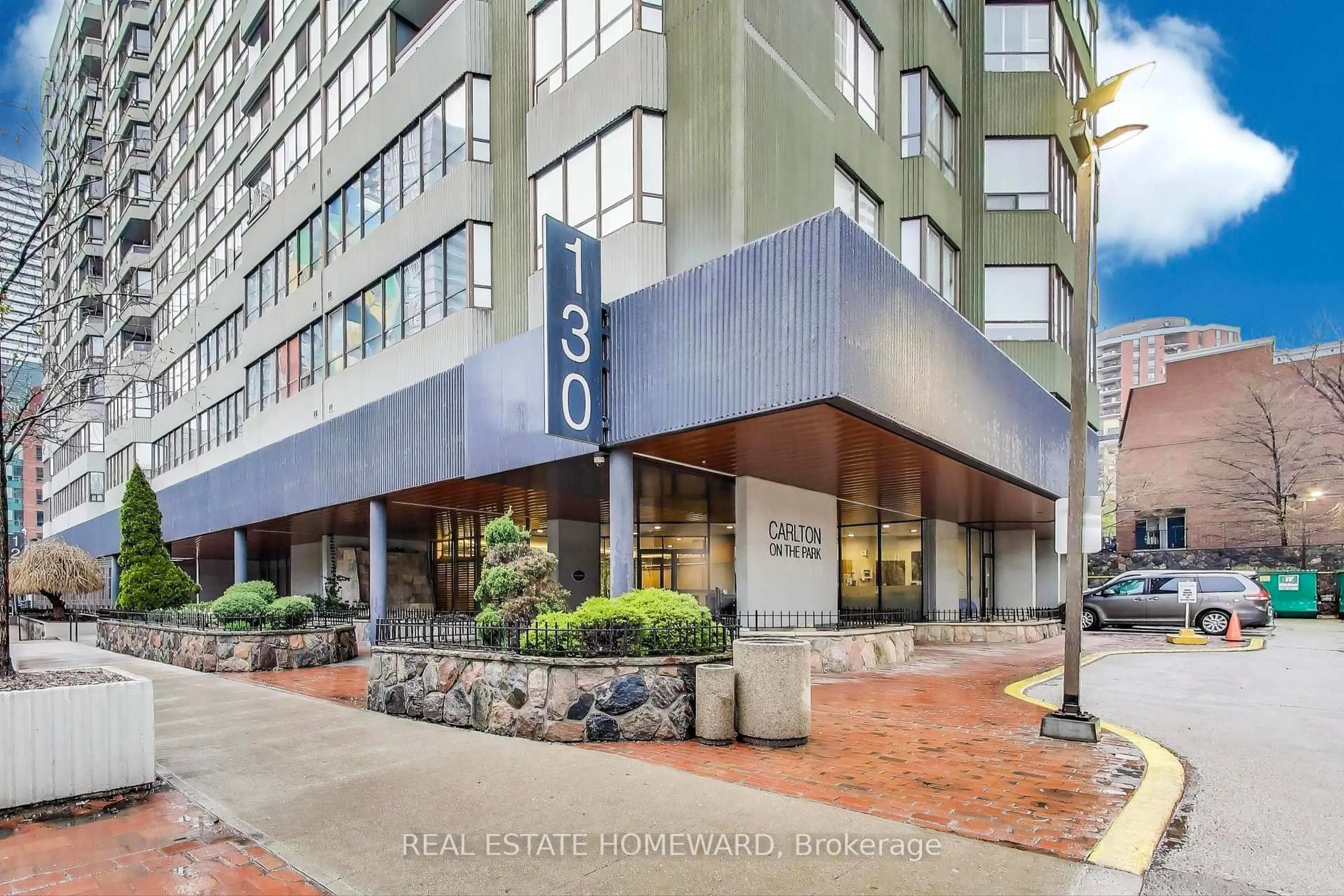 Patio, building for 130 Carlton St #804, Toronto Ontario M5A 4K3