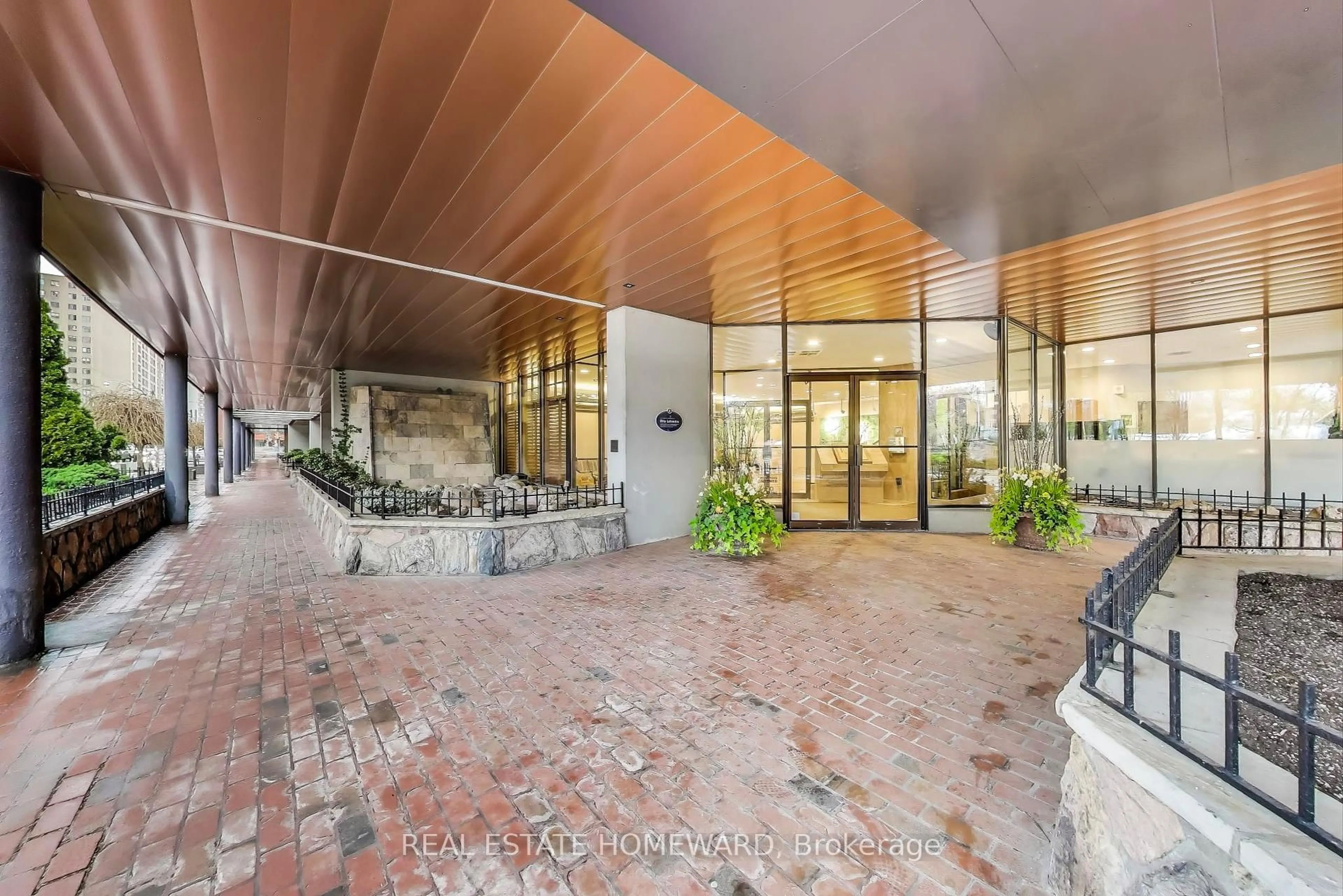 Indoor foyer for 130 Carlton St #804, Toronto Ontario M5A 4K3