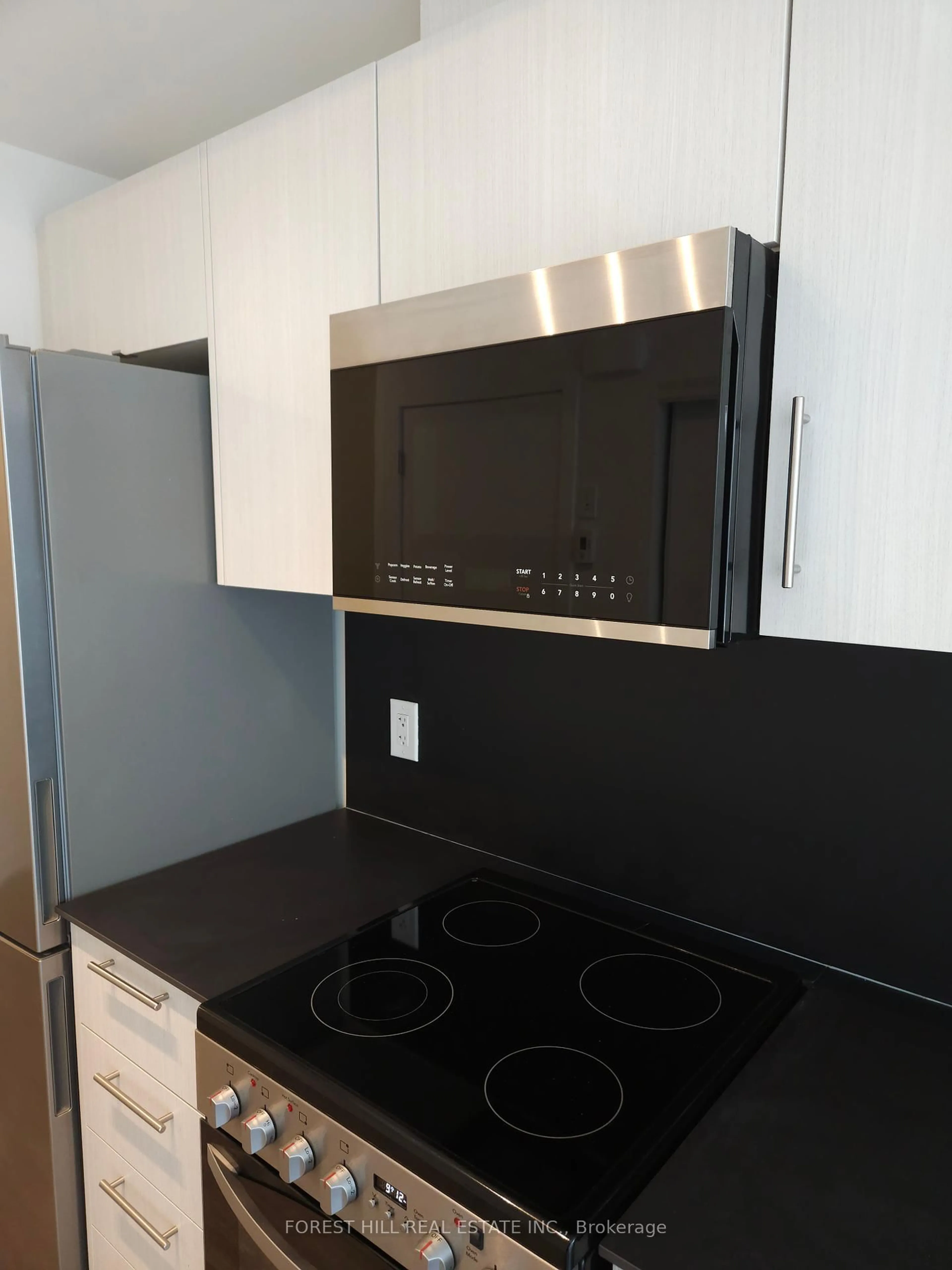 Standard kitchen, wood/laminate floor for 871 Sheppard Ave #TH16, Toronto Ontario M3H 0E8