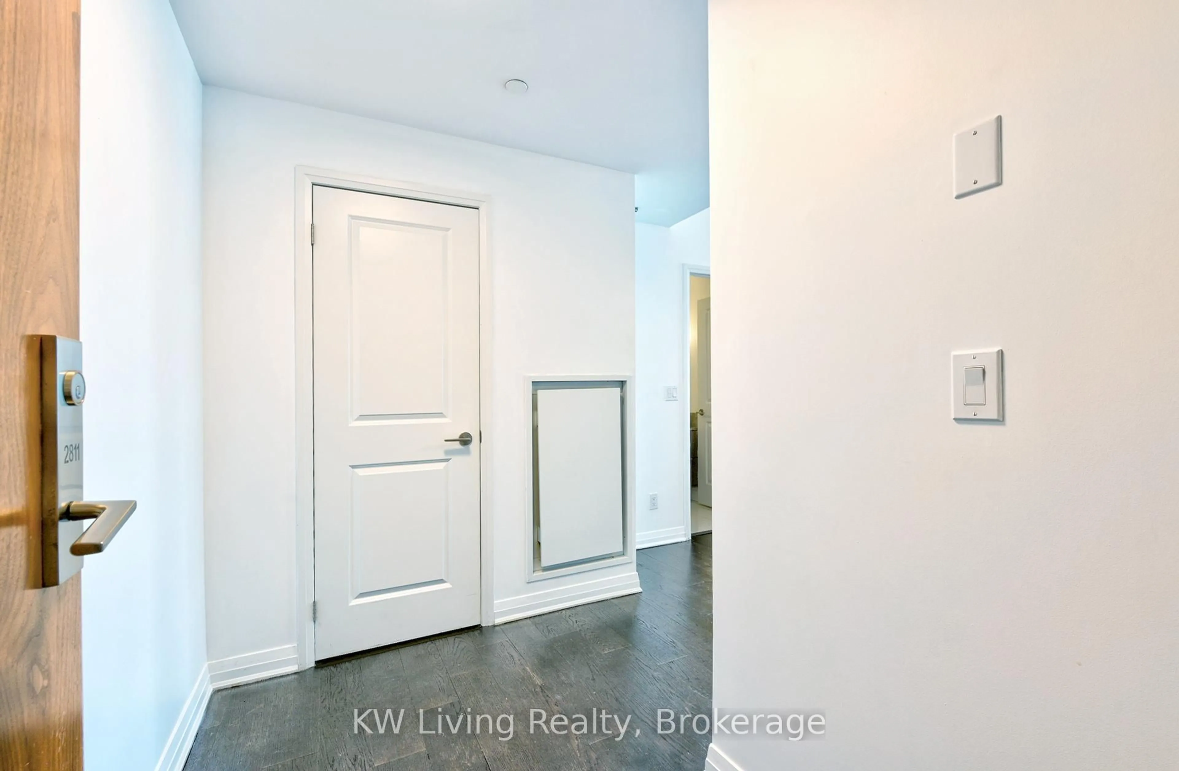 Indoor entryway for 8 Mercer St #2811, Toronto Ontario M5V 0C4