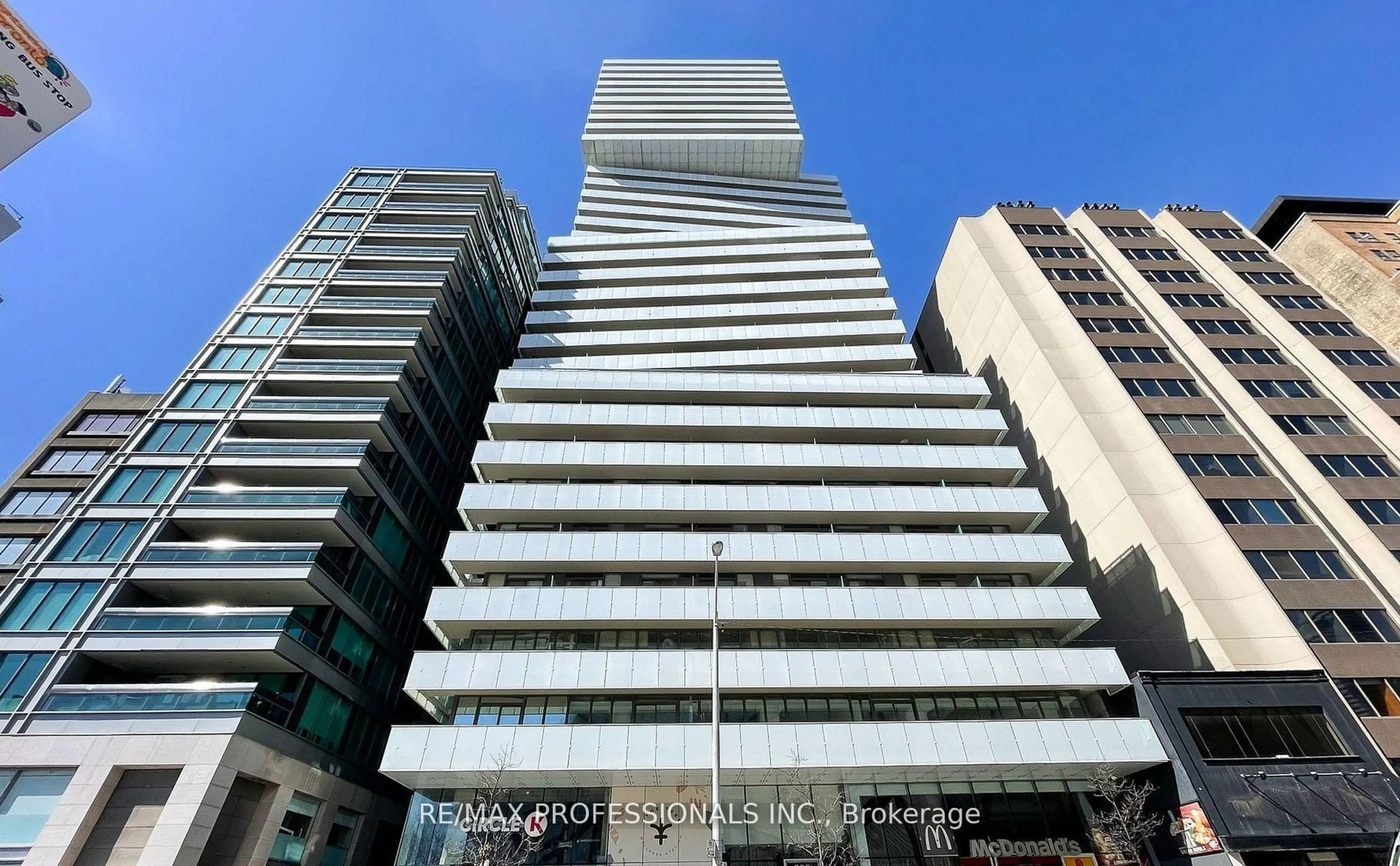 Indoor foyer for 200 Bloor St #1604, Toronto Ontario M5S 1T8