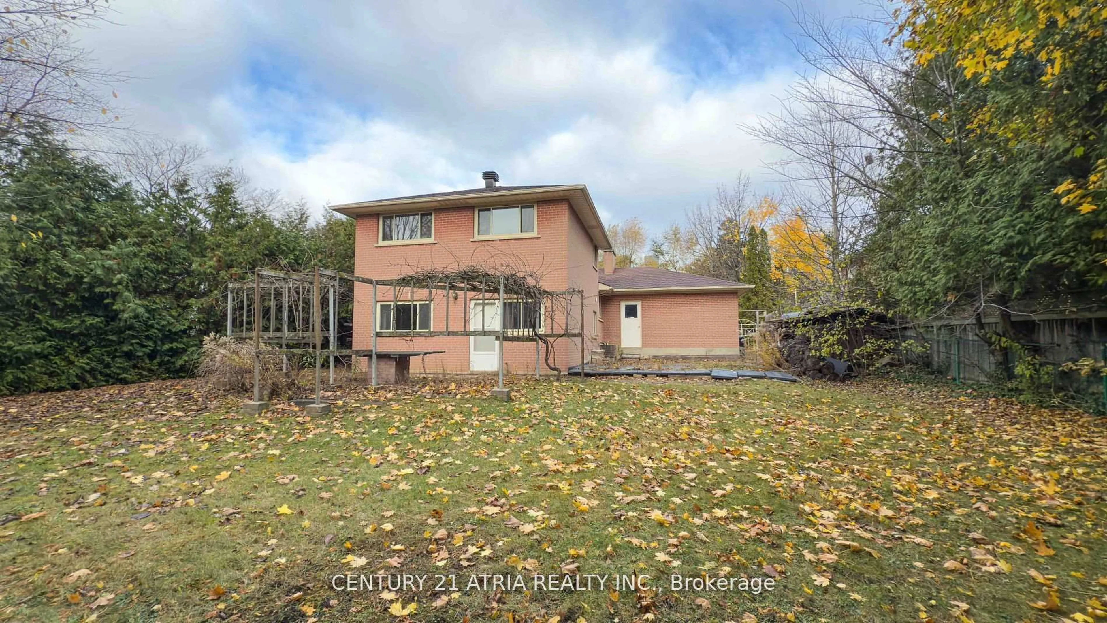 A pic from outside/outdoor area/front of a property/back of a property/a pic from drone, unknown for 33 Hopperton Dr, Toronto Ontario M2L 2S5